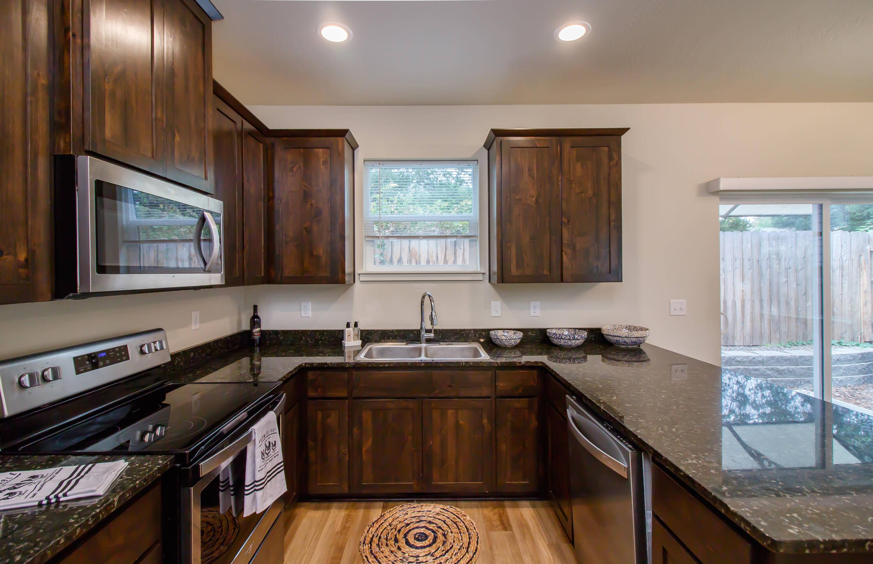 Phoenix, OR 97535,404 Oak ST