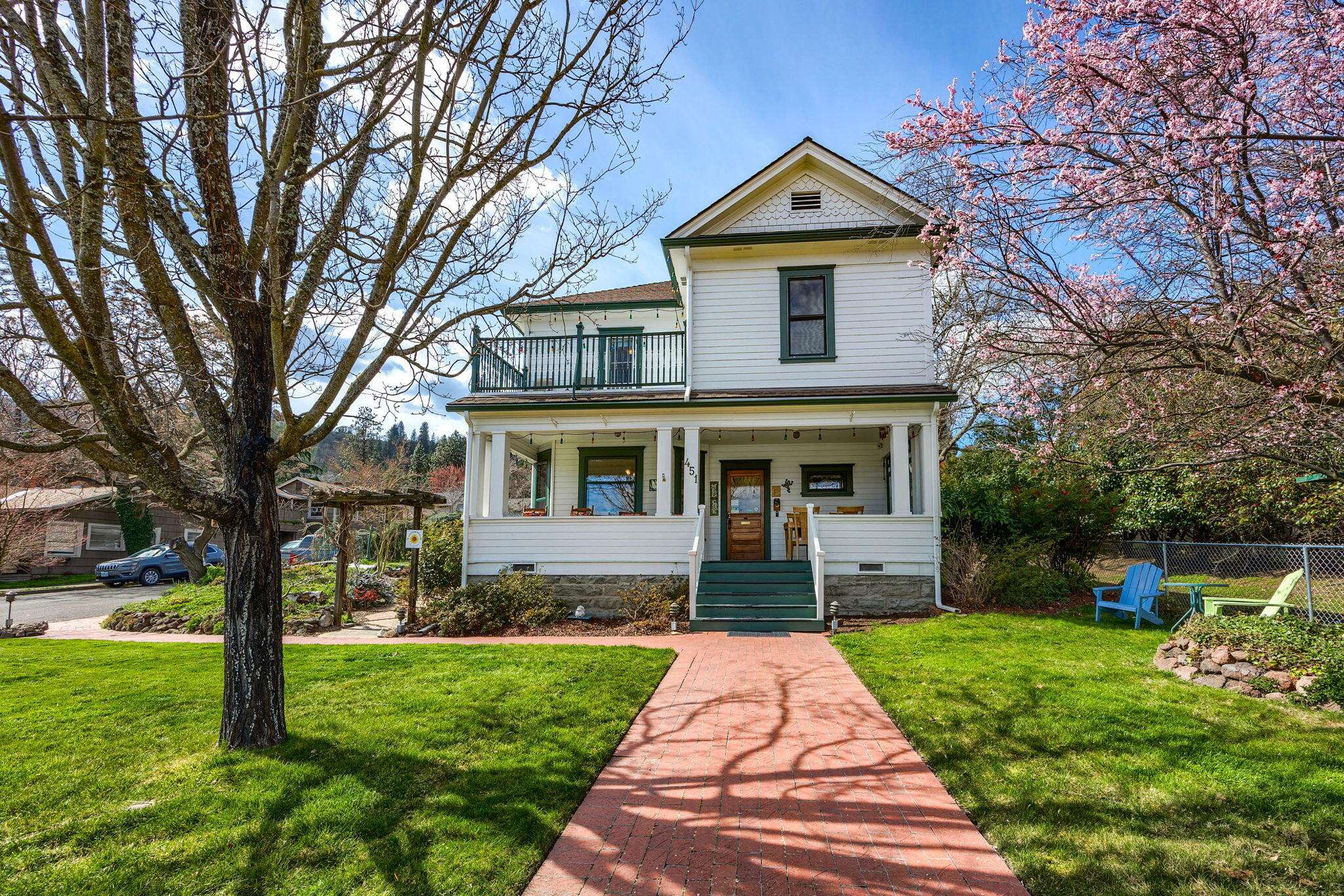 Ashland, OR 97520,451 Main ST