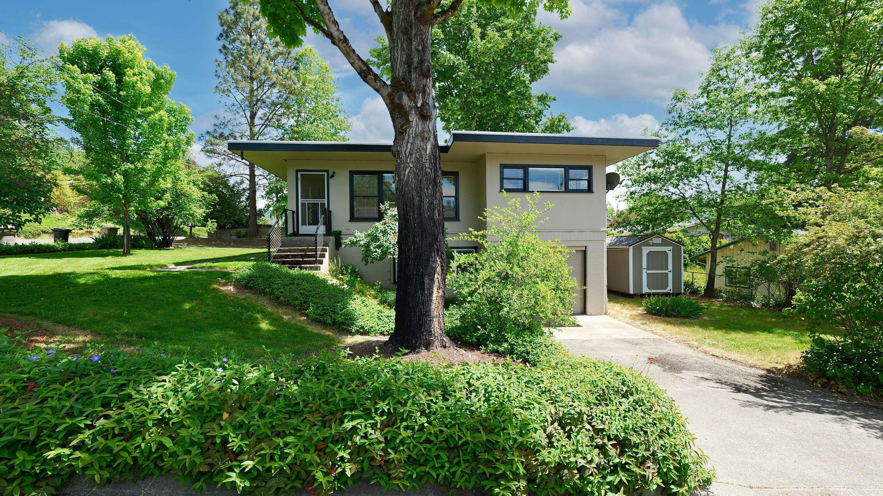 Grants Pass, OR 97526,1141 Sunset DR