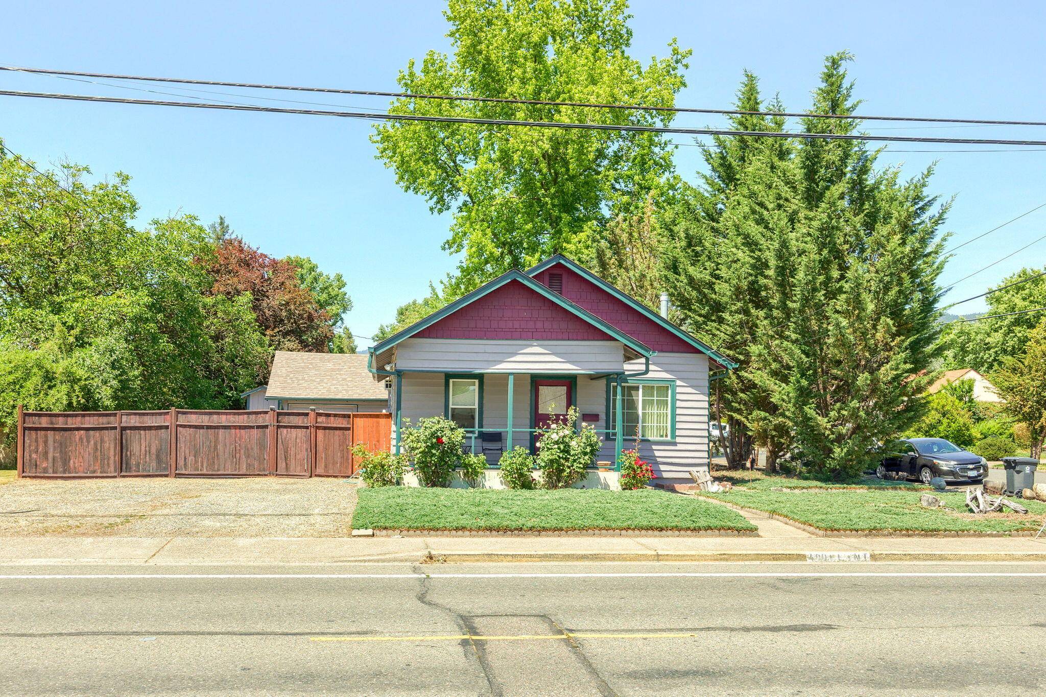 Grants Pass, OR 97526,400 Flint ST