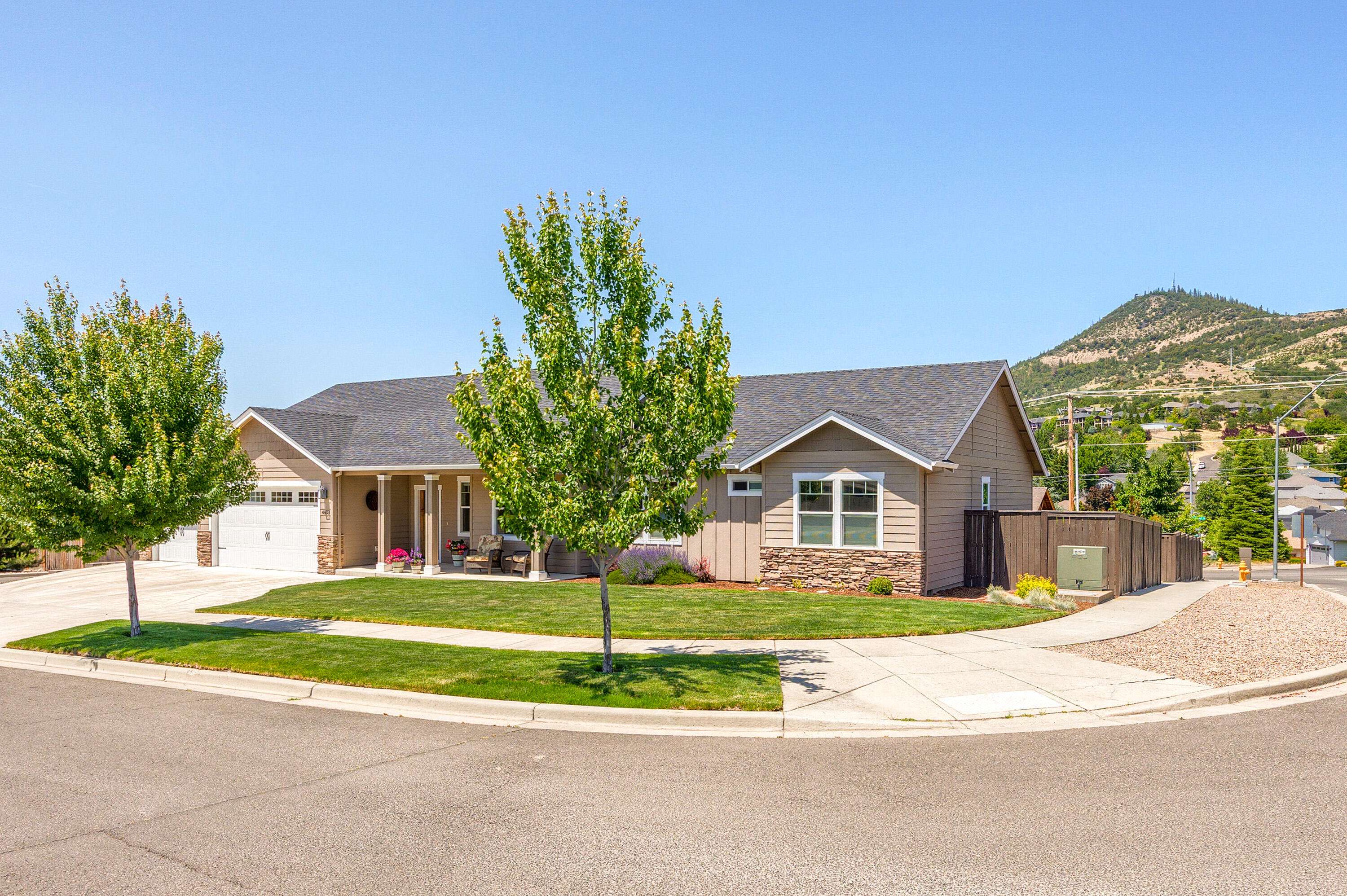Medford, OR 97504,4833 Hathaway DR