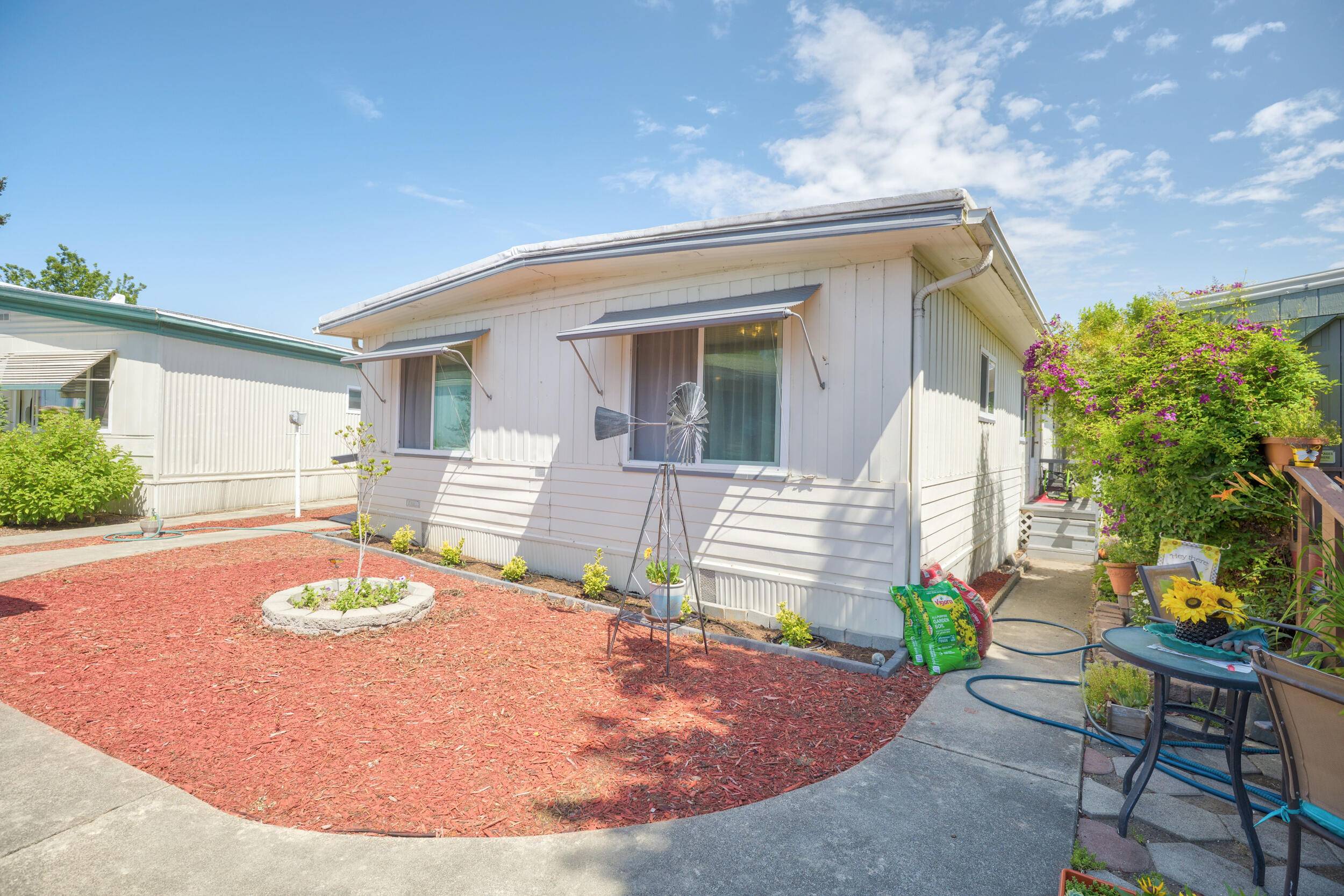 Grants Pass, OR 97526,206 Kingsbury DR