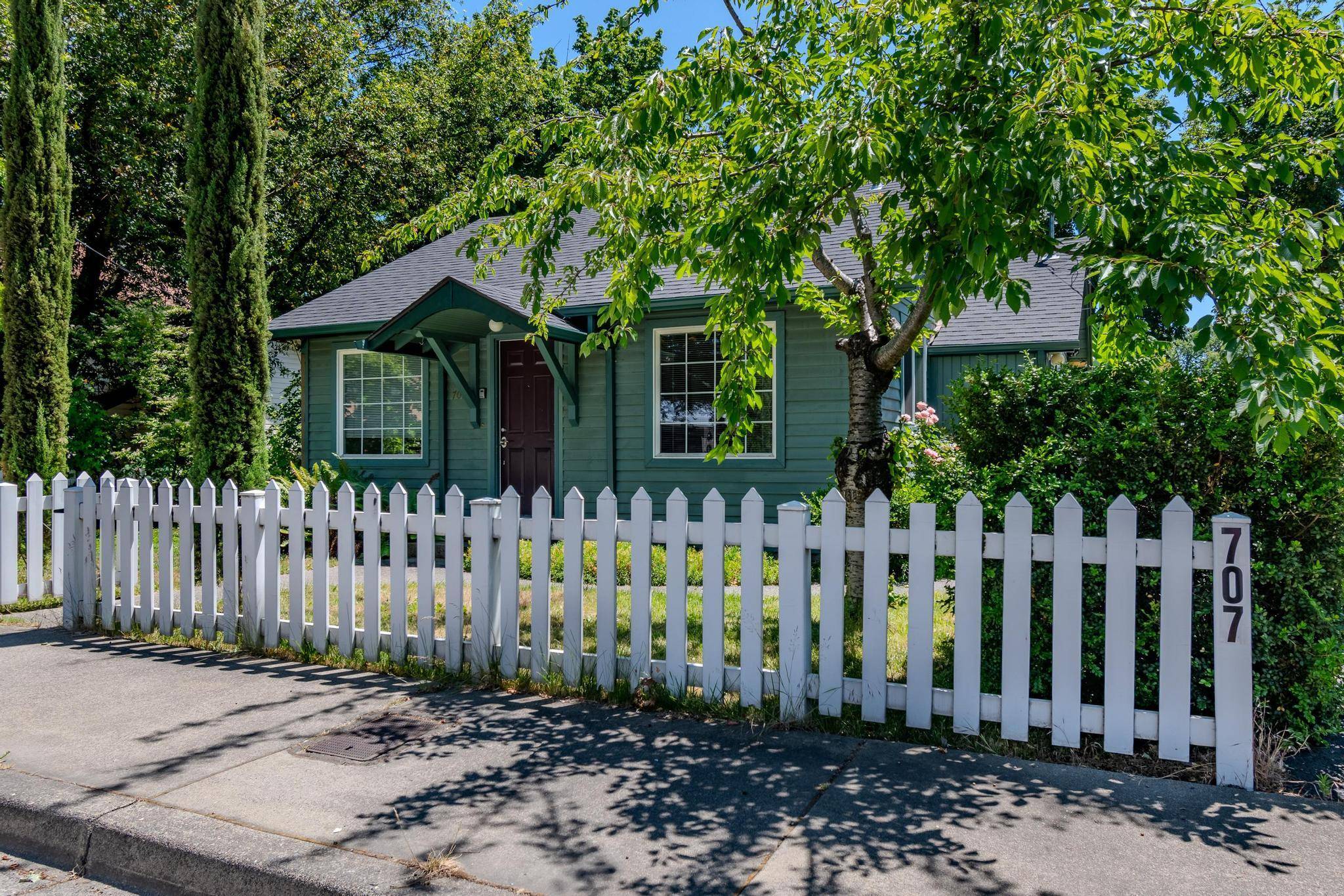 Grants Pass, OR 97526,707 G ST