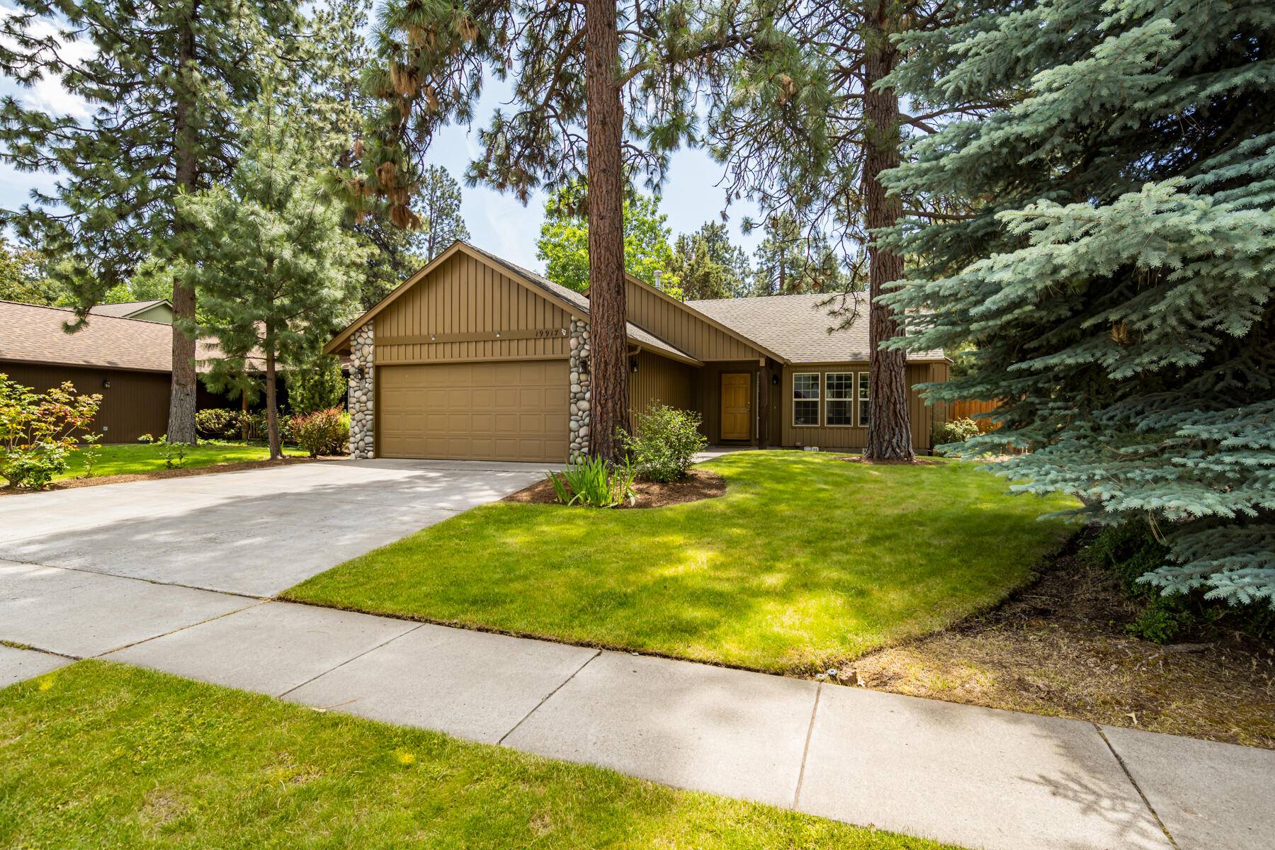 Bend, OR 97702,19917 Antler Point DR