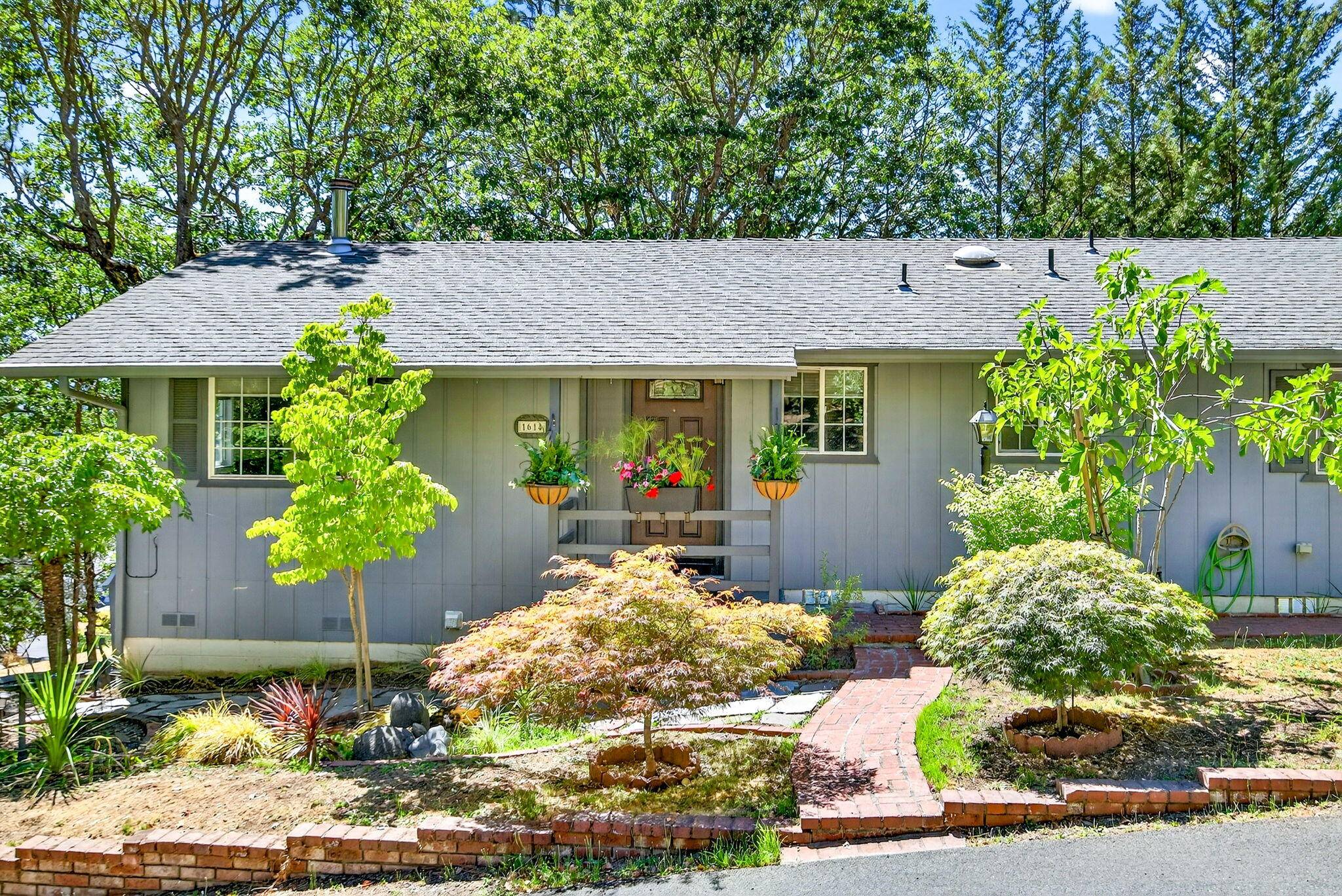 Grants Pass, OR 97526,1614 Hillcrest DR