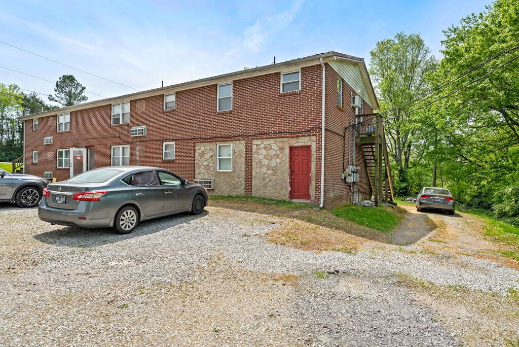 Strawberry Plains, TN 37871,305 Boone ST