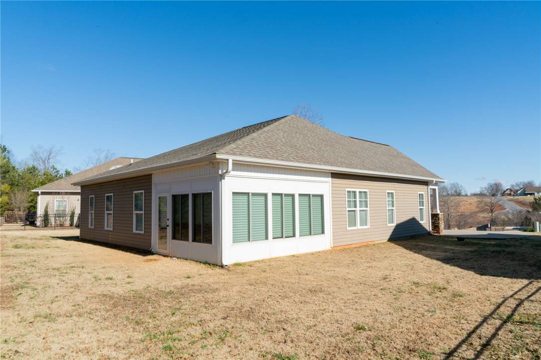 Seneca, SC 29678,125 Shadowood CT
