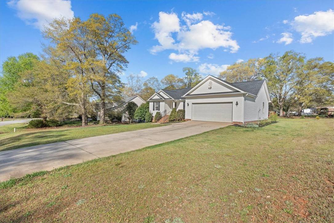 Williamston, SC 29697,102 Leland Heights DR