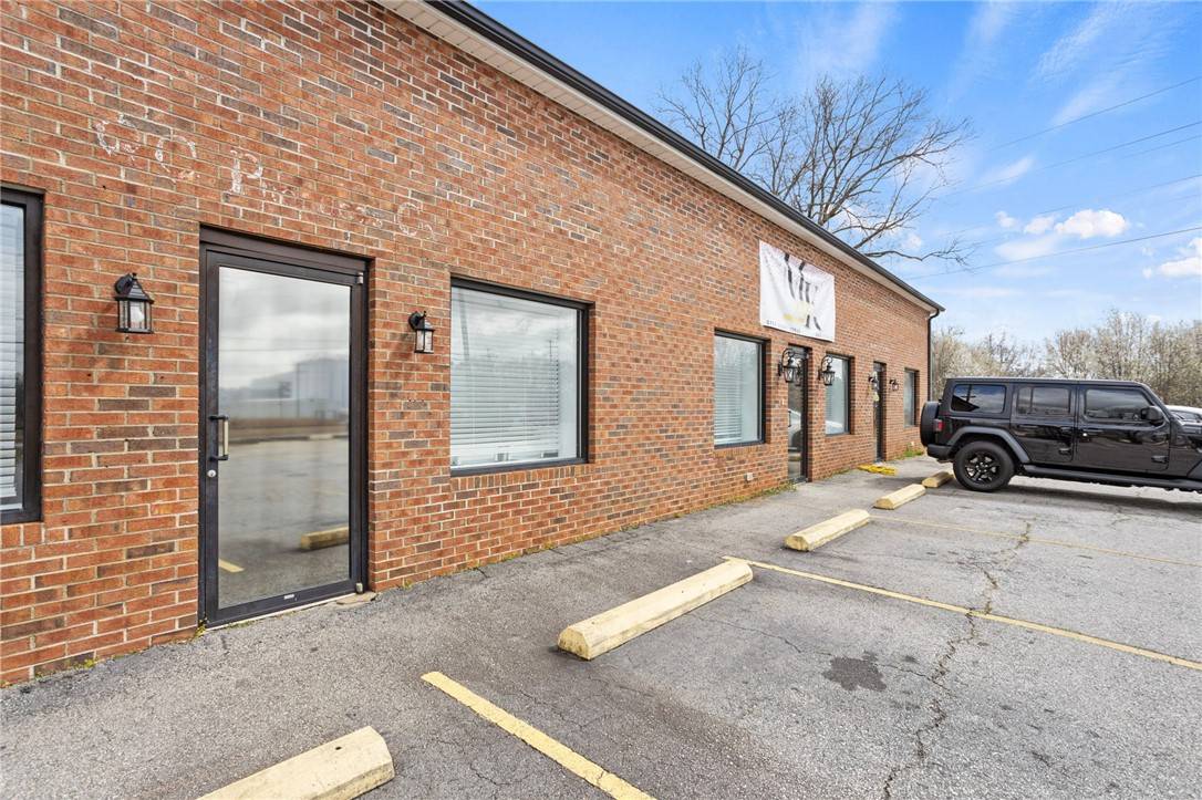 Simpsonville, SC 29681,827A SE Main ST