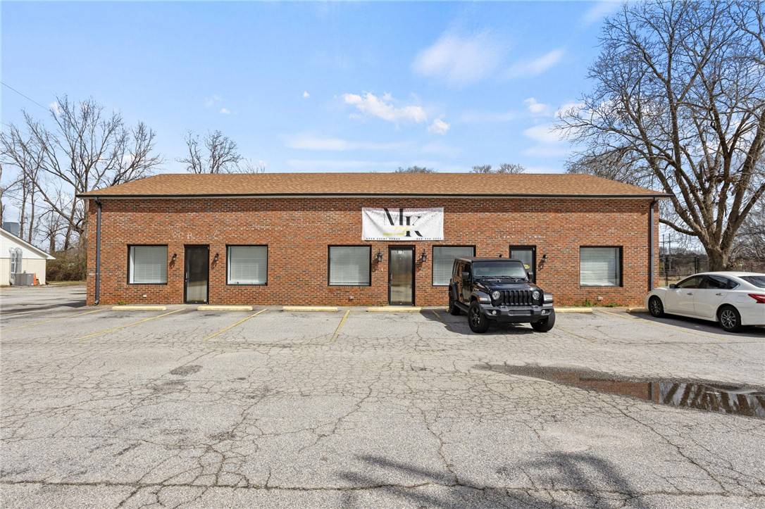 Simpsonville, SC 29681,827A SE Main ST