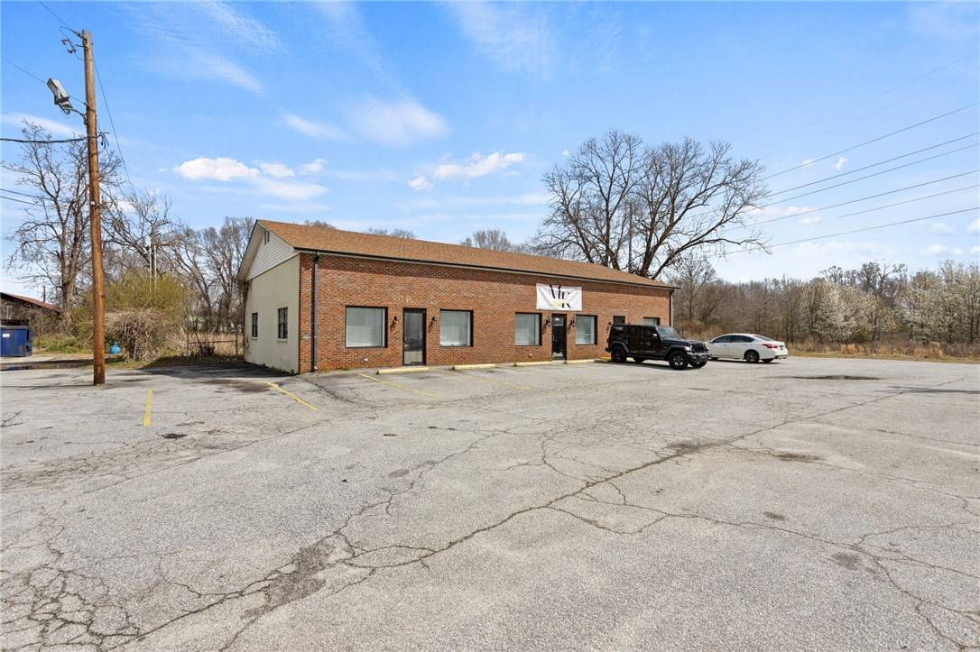 Simpsonville, SC 29681,827A SE Main ST