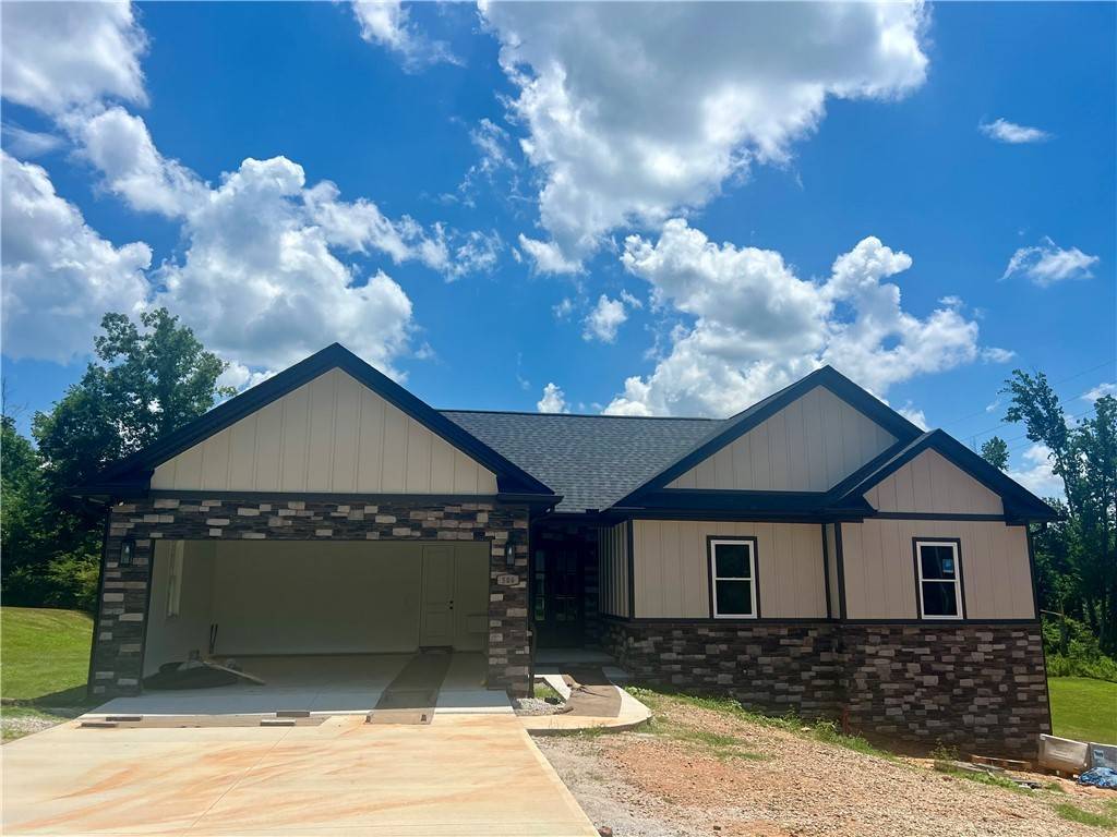 Seneca, SC 29678,506 Horseshoe DR