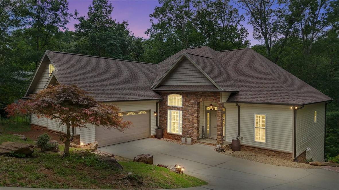 Seneca, SC 29678,213 Redbud BND