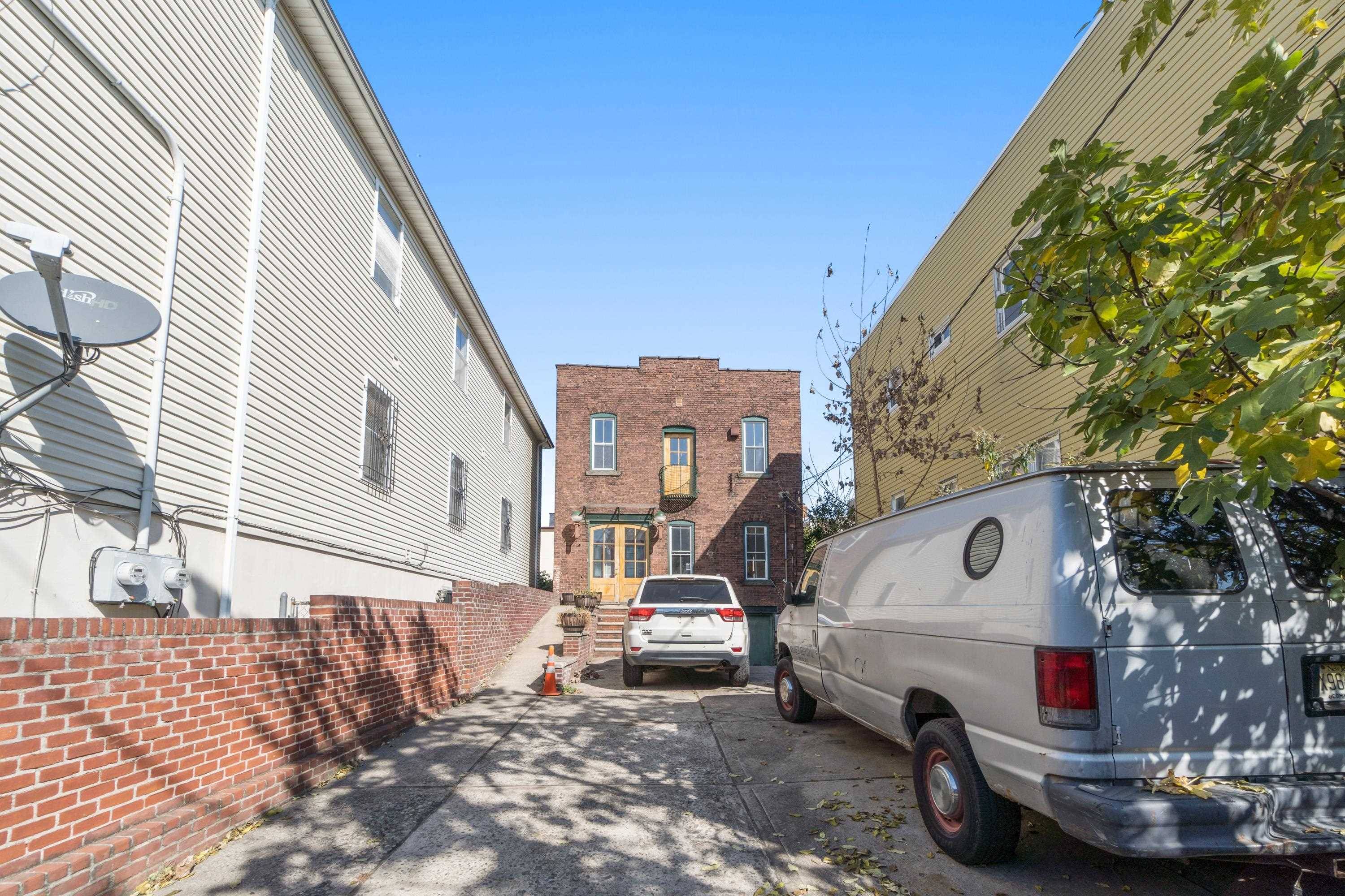 Jc Heights, NJ 07306,78 LAKE ST  #3