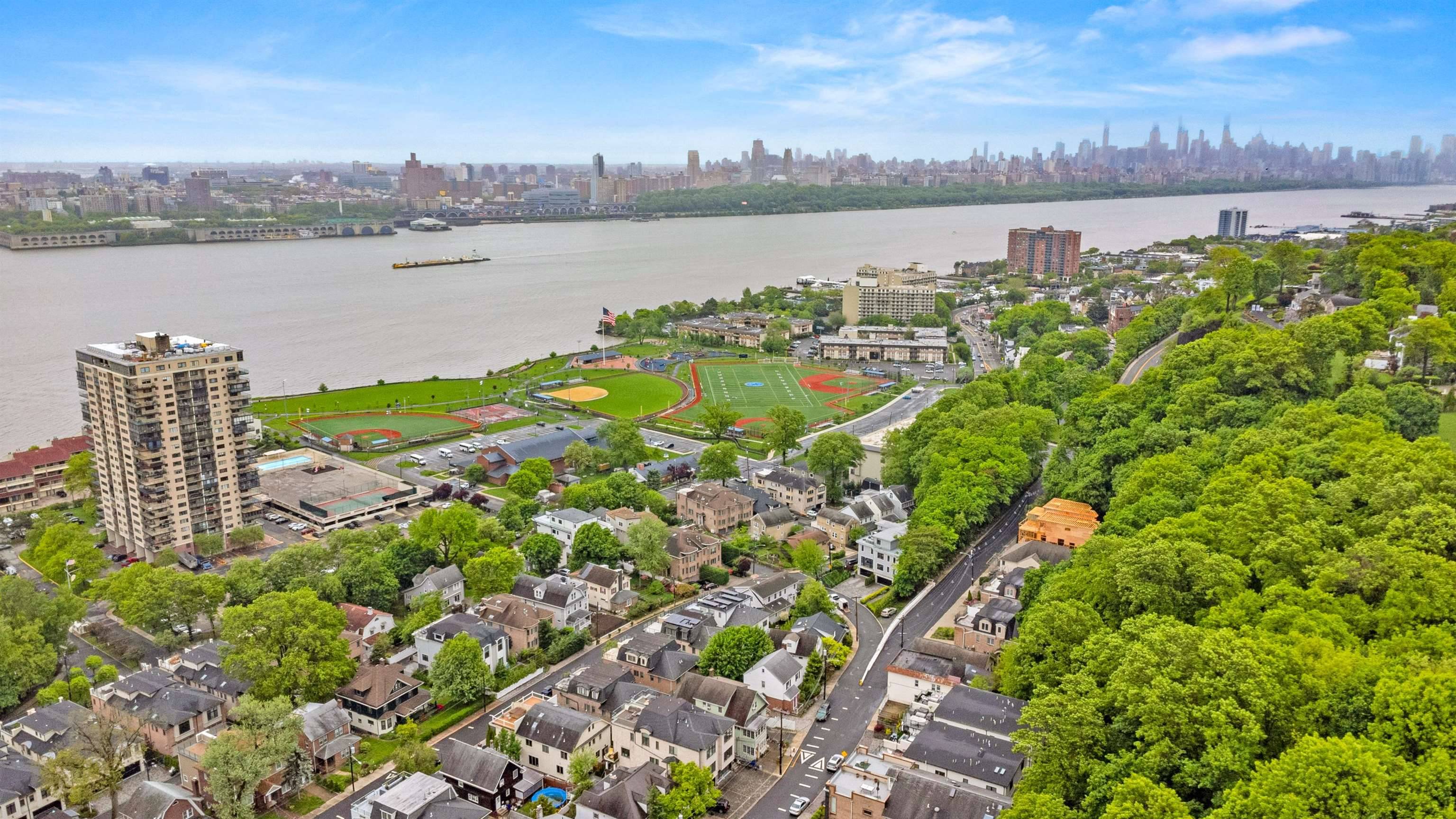 Edgewater, NJ 07020,1208 RIVER RD