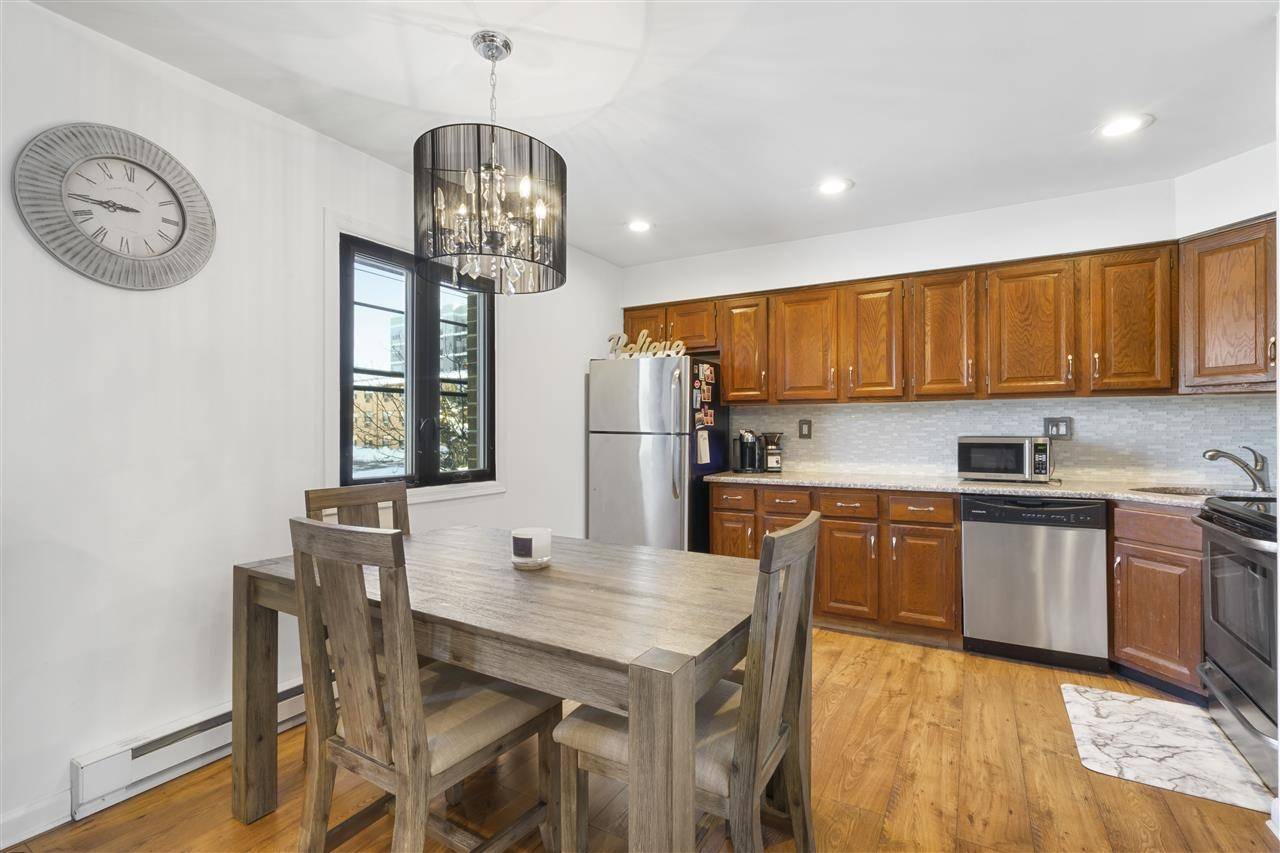Bayonne, NJ 07002,124 NORTH ST  #B4