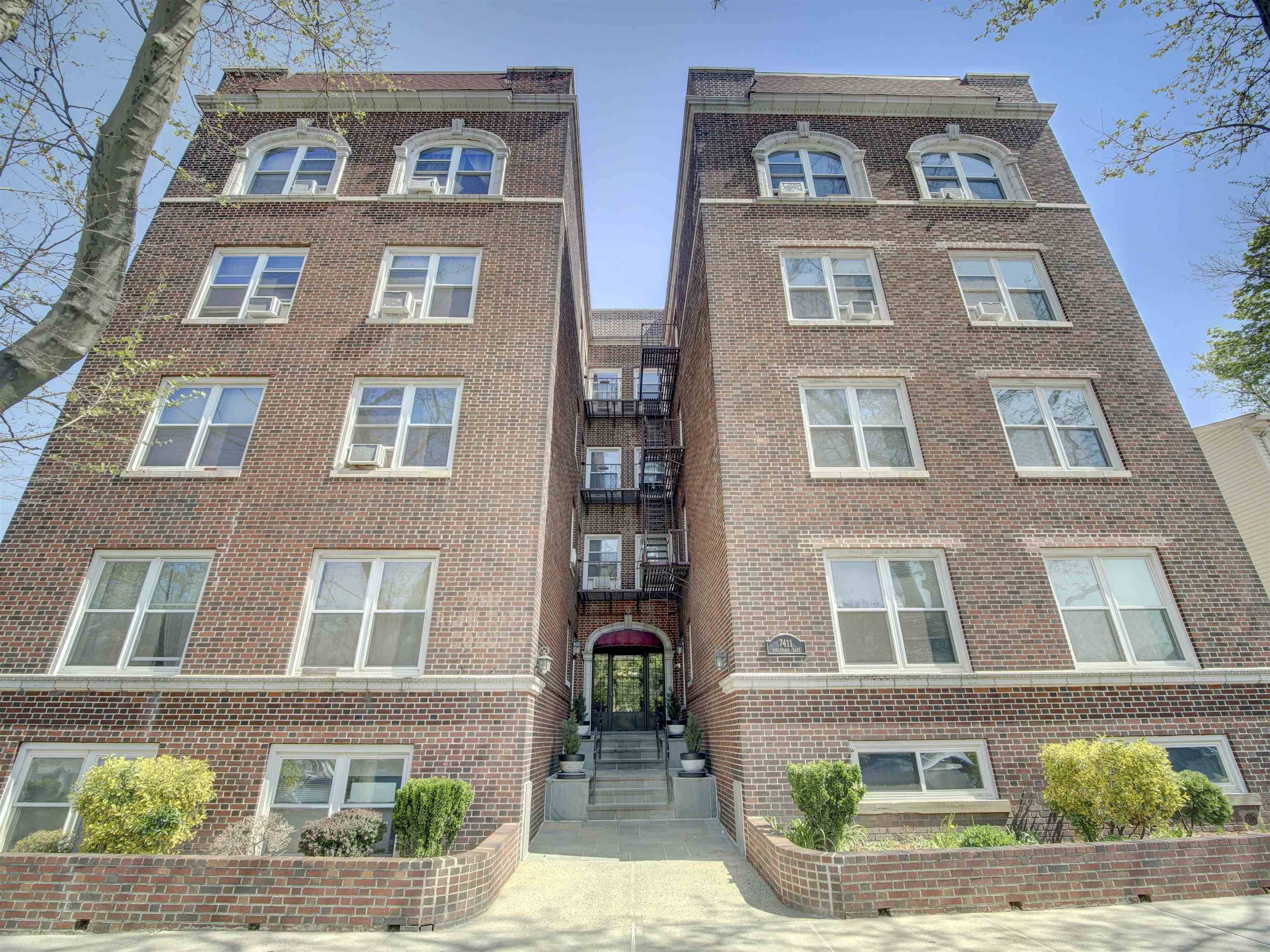 North Bergen, NJ 07047,7411 BLVD EAST  #405