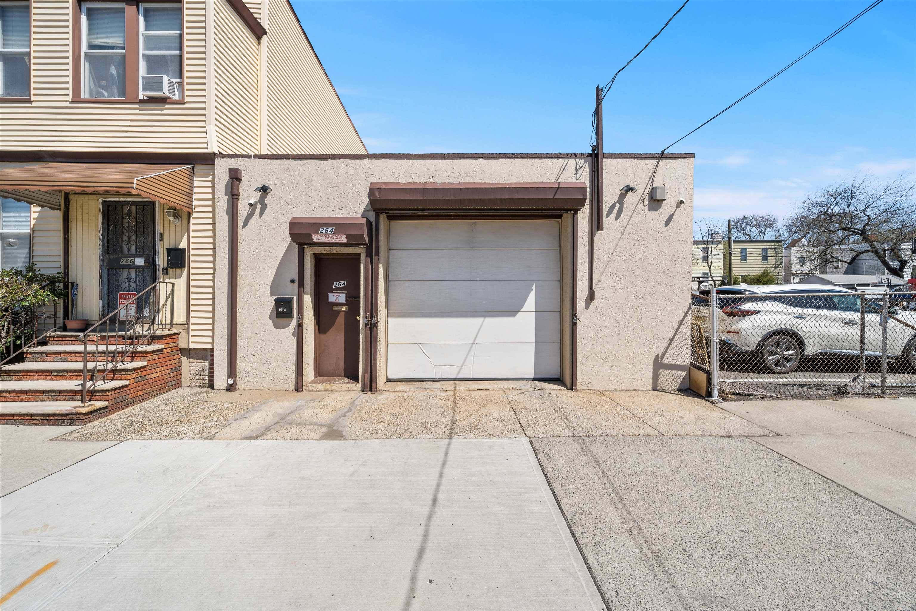 Jc West Bergen, NJ 07305,264 KEARNEY AVE