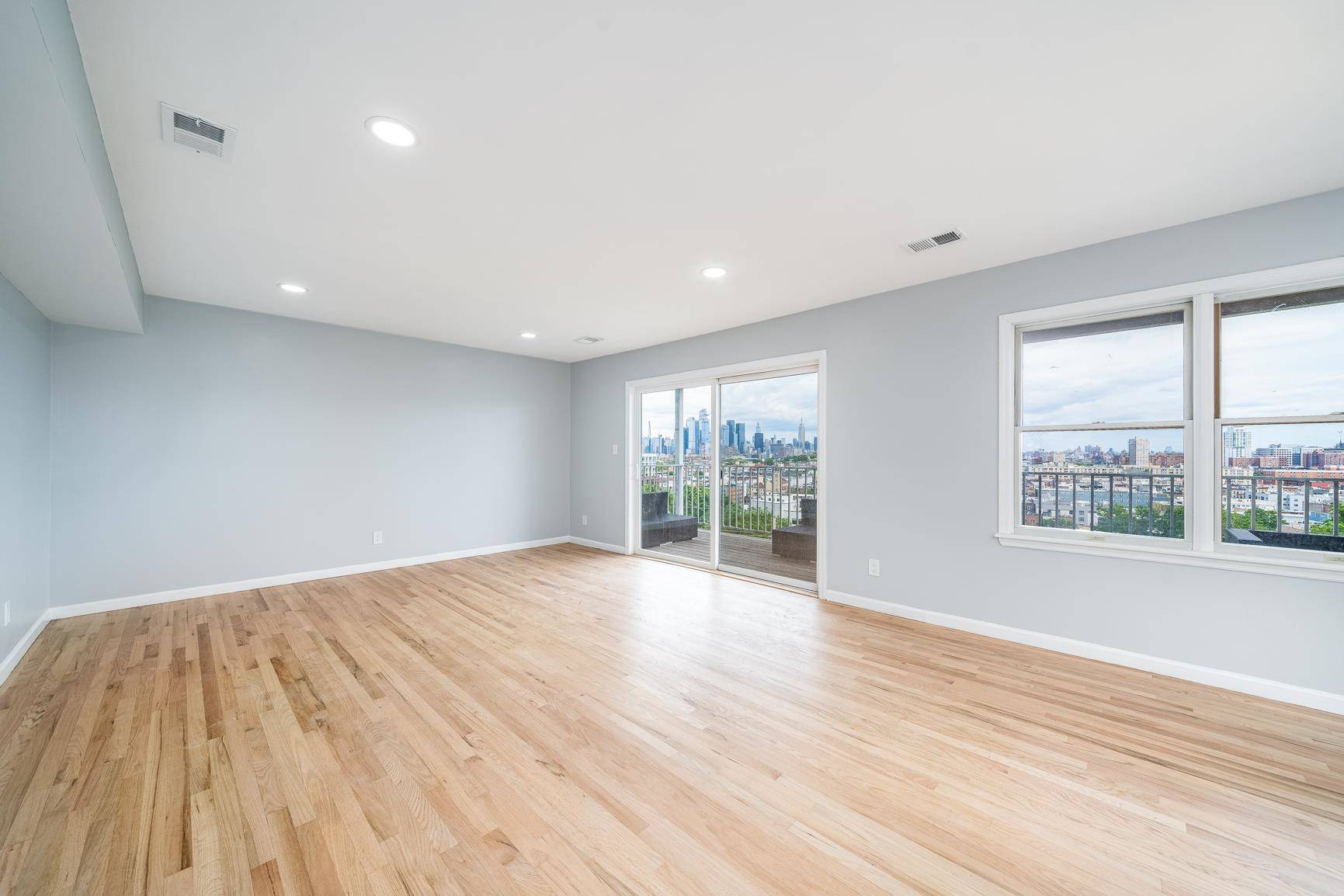 Jc Heights, NJ 07307,352 OGDEN AVE  #2