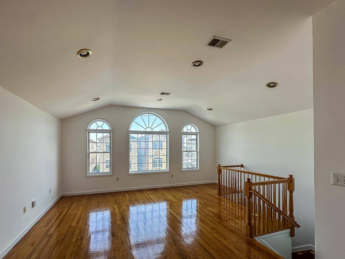 Jc Heights, NJ 07307,75 COLUMBIA AVE  #2