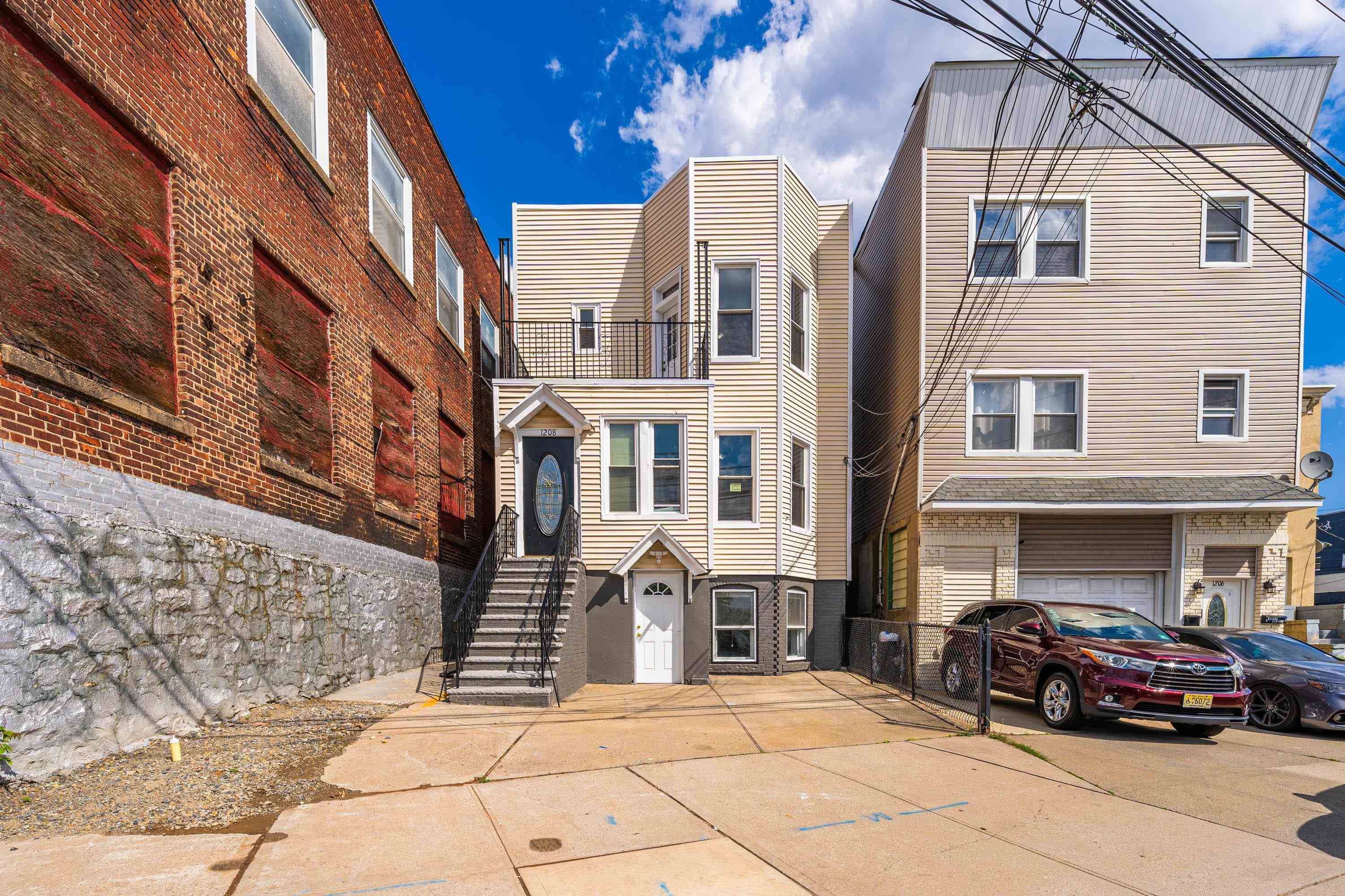 North Bergen, NJ 07047,1208 PATERSON PLANK RD