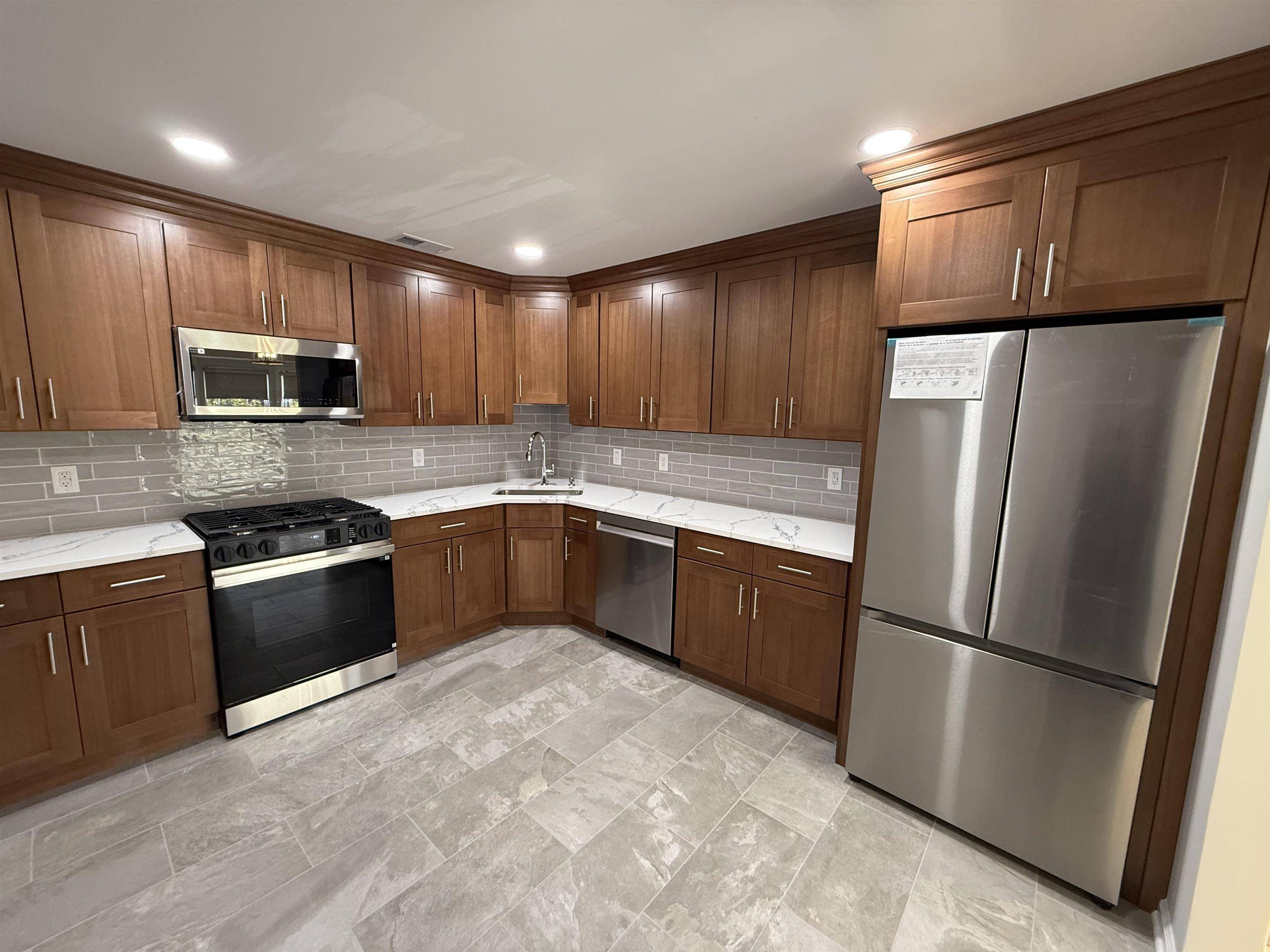 Jc West Bergen, NJ 07305,9 CRABAPPLE CT