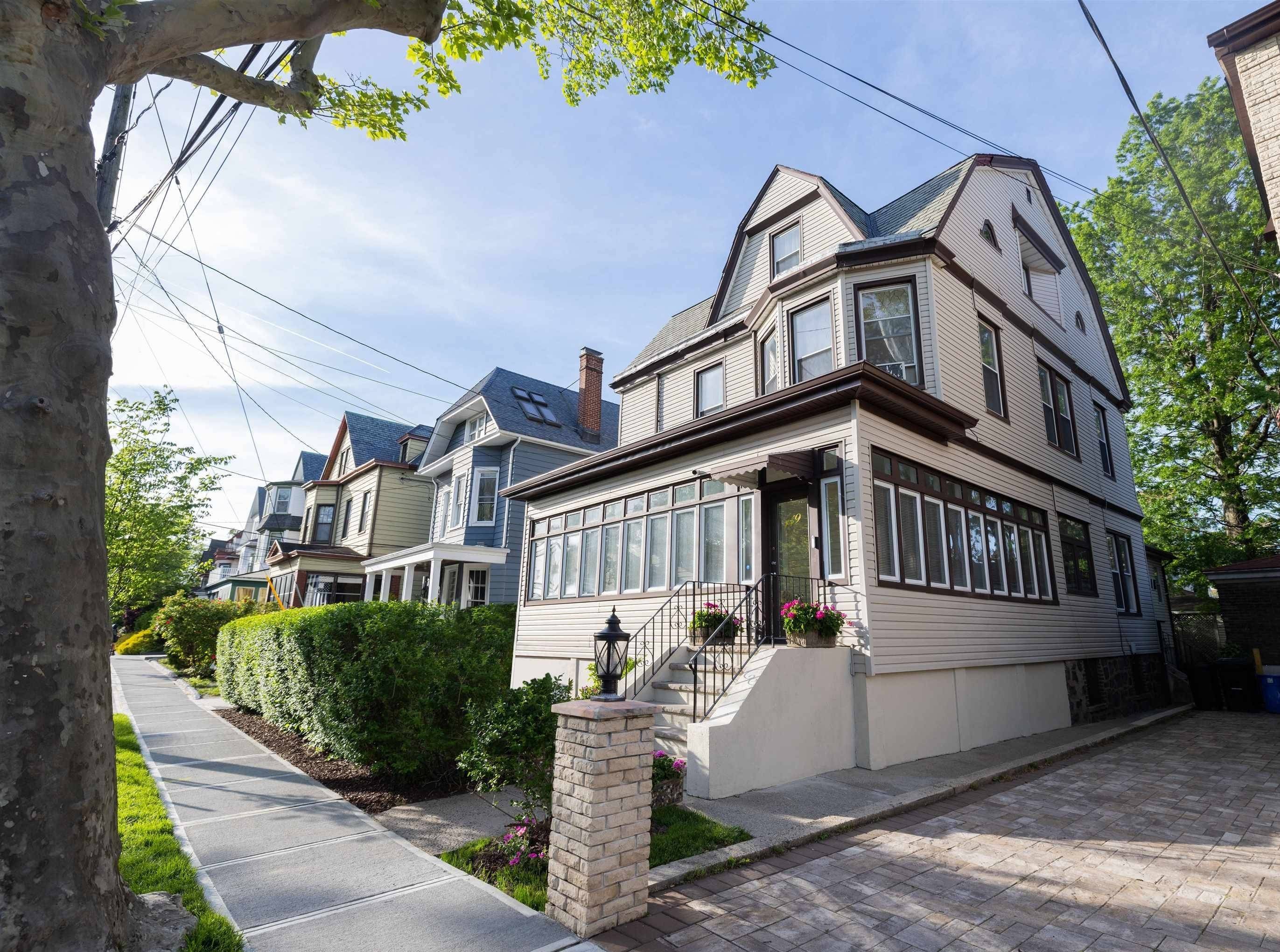 Weehawken, NJ 07086,749 BLVD EAST