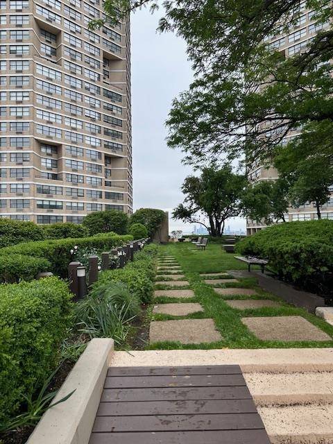 Guttenberg, NJ 07093,7002 BLVD EAST  #33L