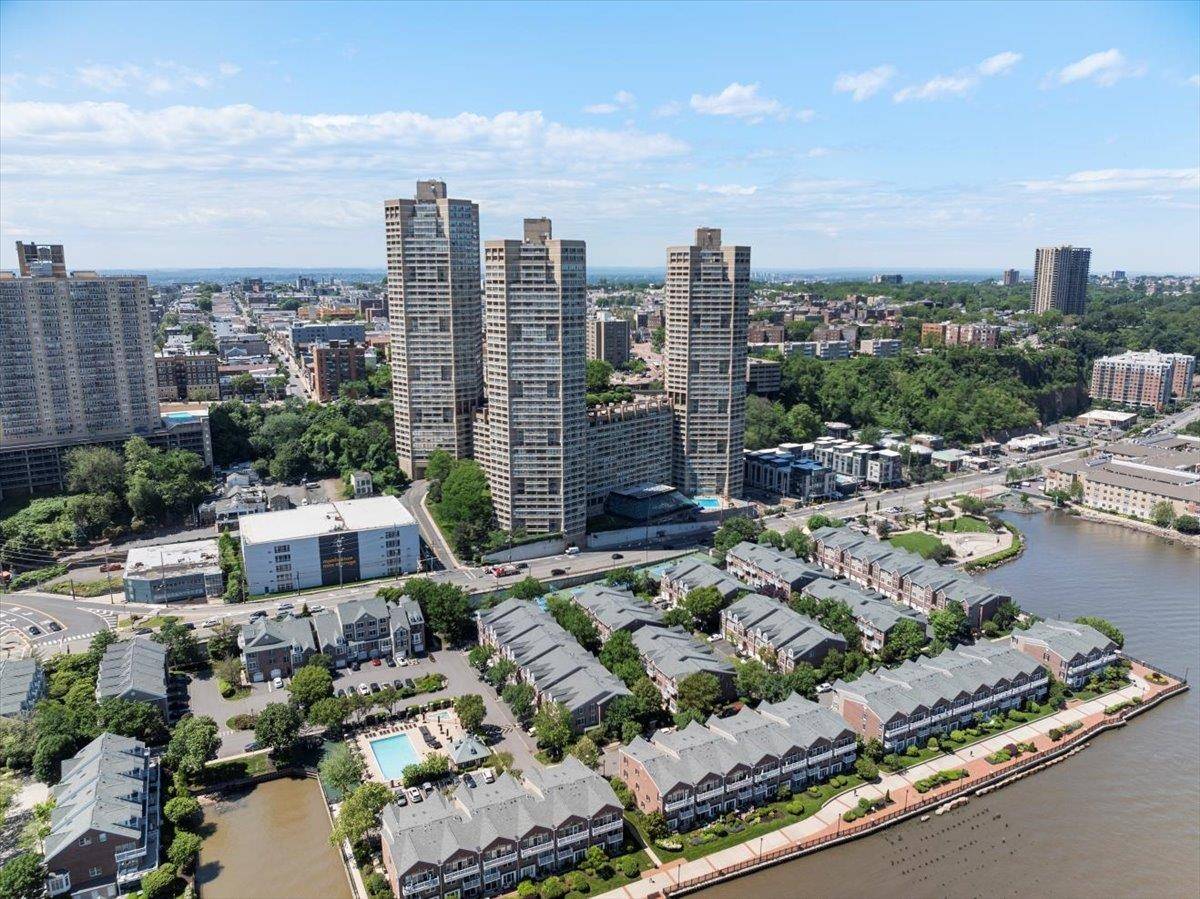 Guttenberg, NJ 07093,7000 BLVD EAST  #40B