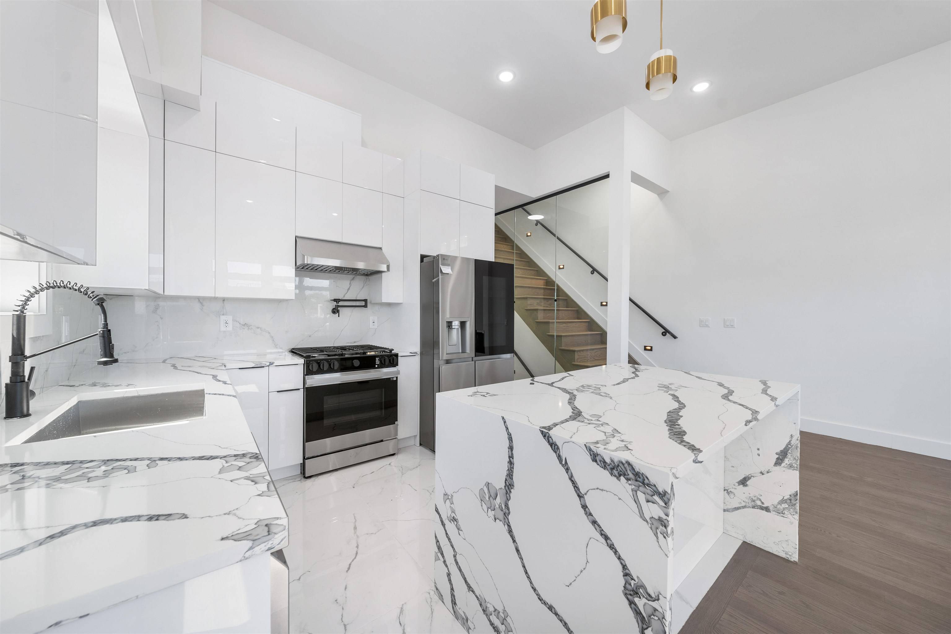 Jc Heights, NJ 07307,103 POPLAR ST  #2