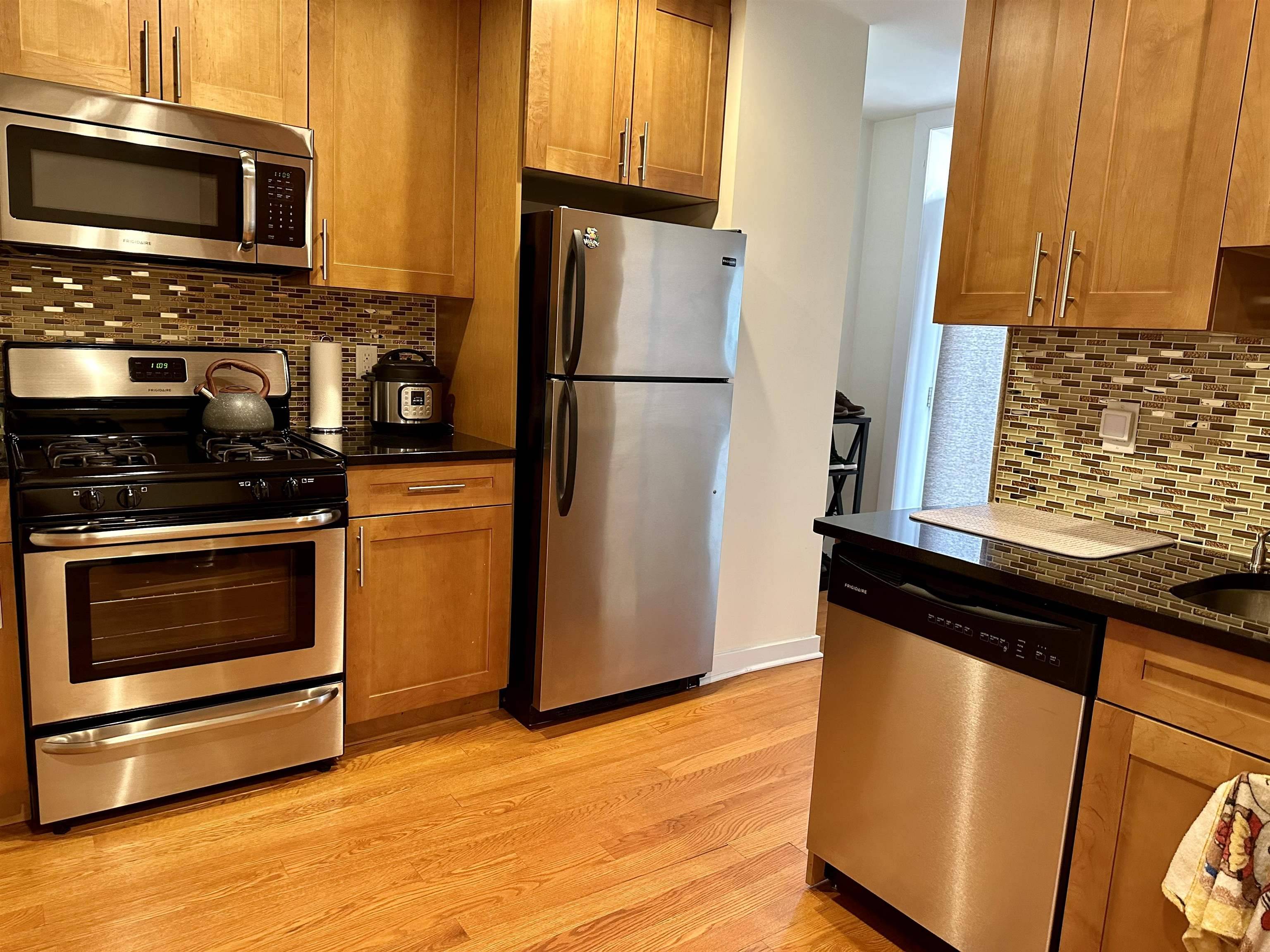 Hoboken, NJ 07030-2723,408 GRAND ST  #4L