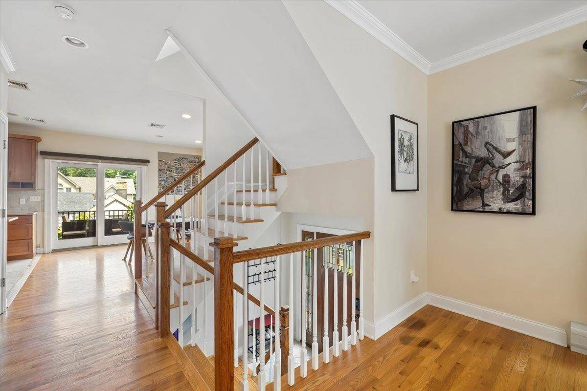 Edgewater, NJ 07020,1464 RIVER RD  #1