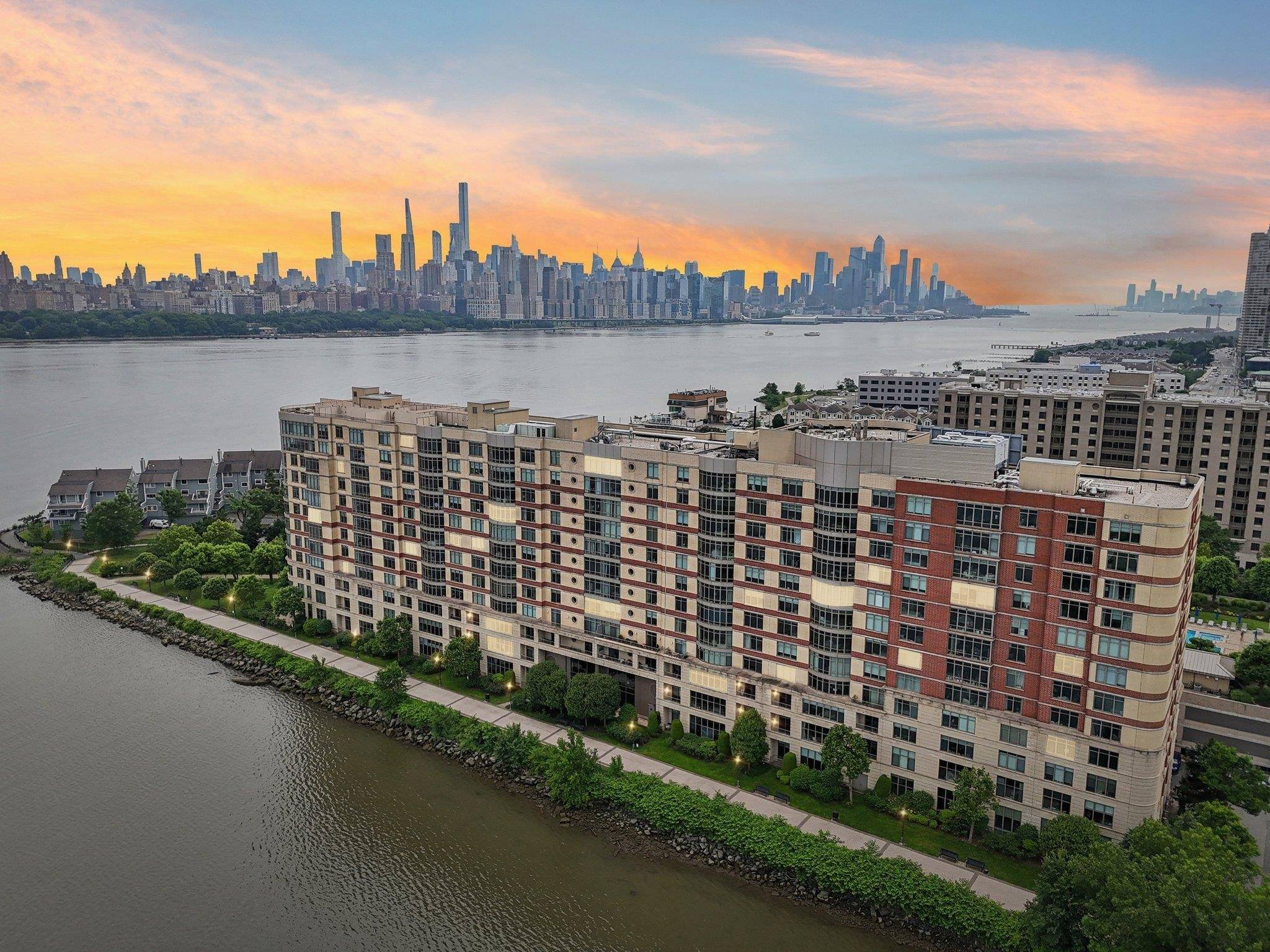 North Bergen, NJ 07047,8100 RIVER RD  #1215