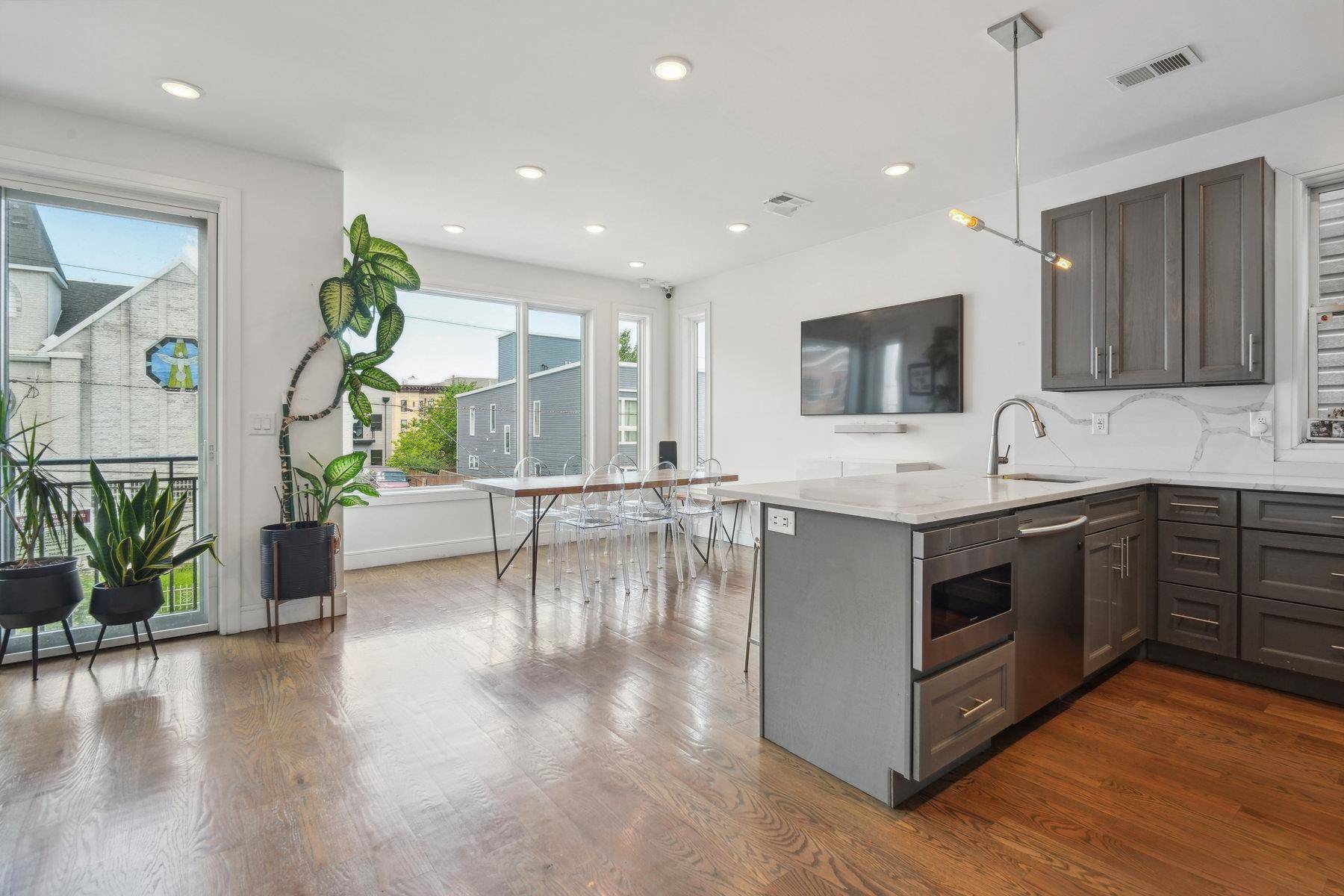Jc Heights, NJ 07307,13 GRAHAM ST  #2