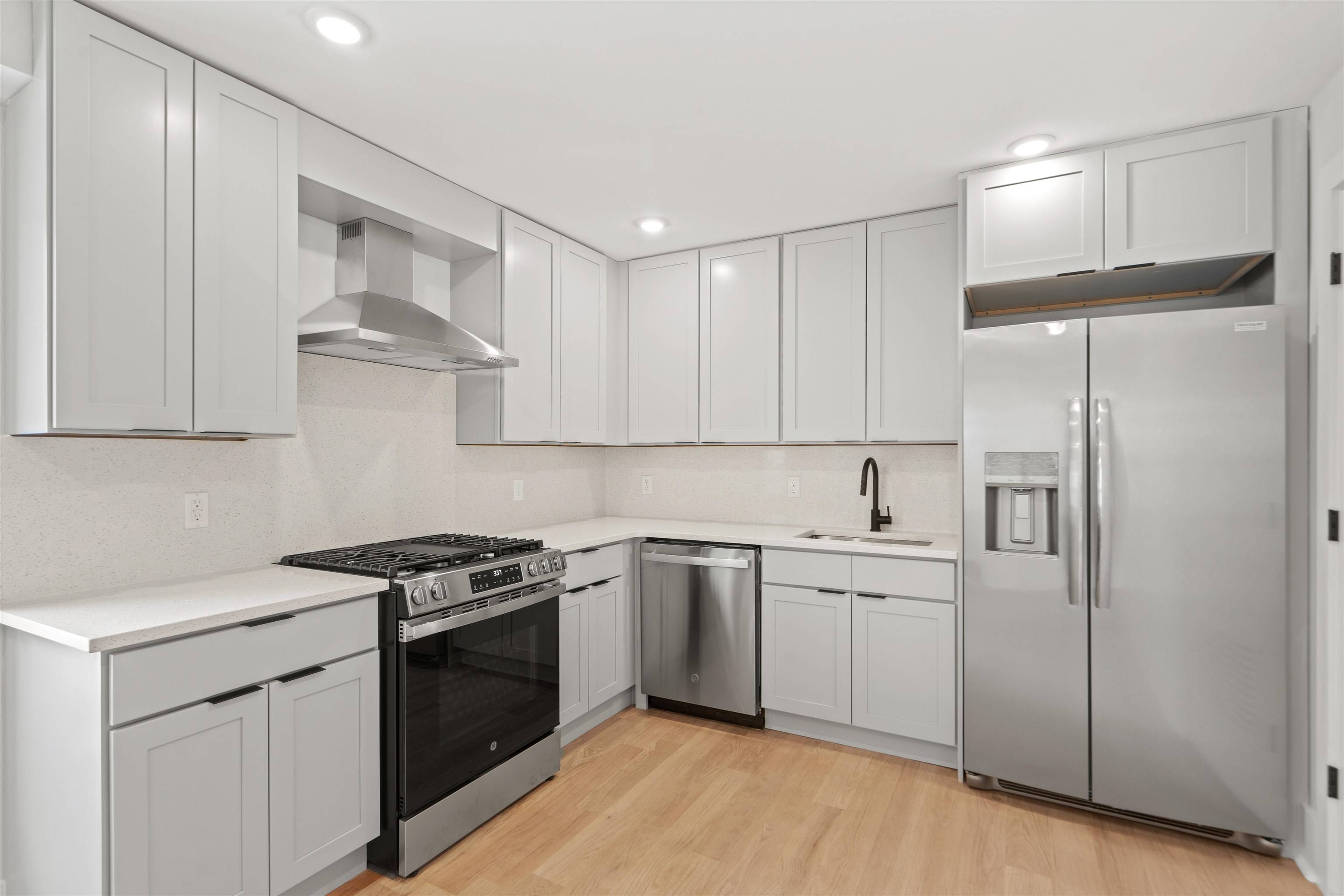 Jc Heights, NJ 07307,13 MANHATTAN AVE  #Rear