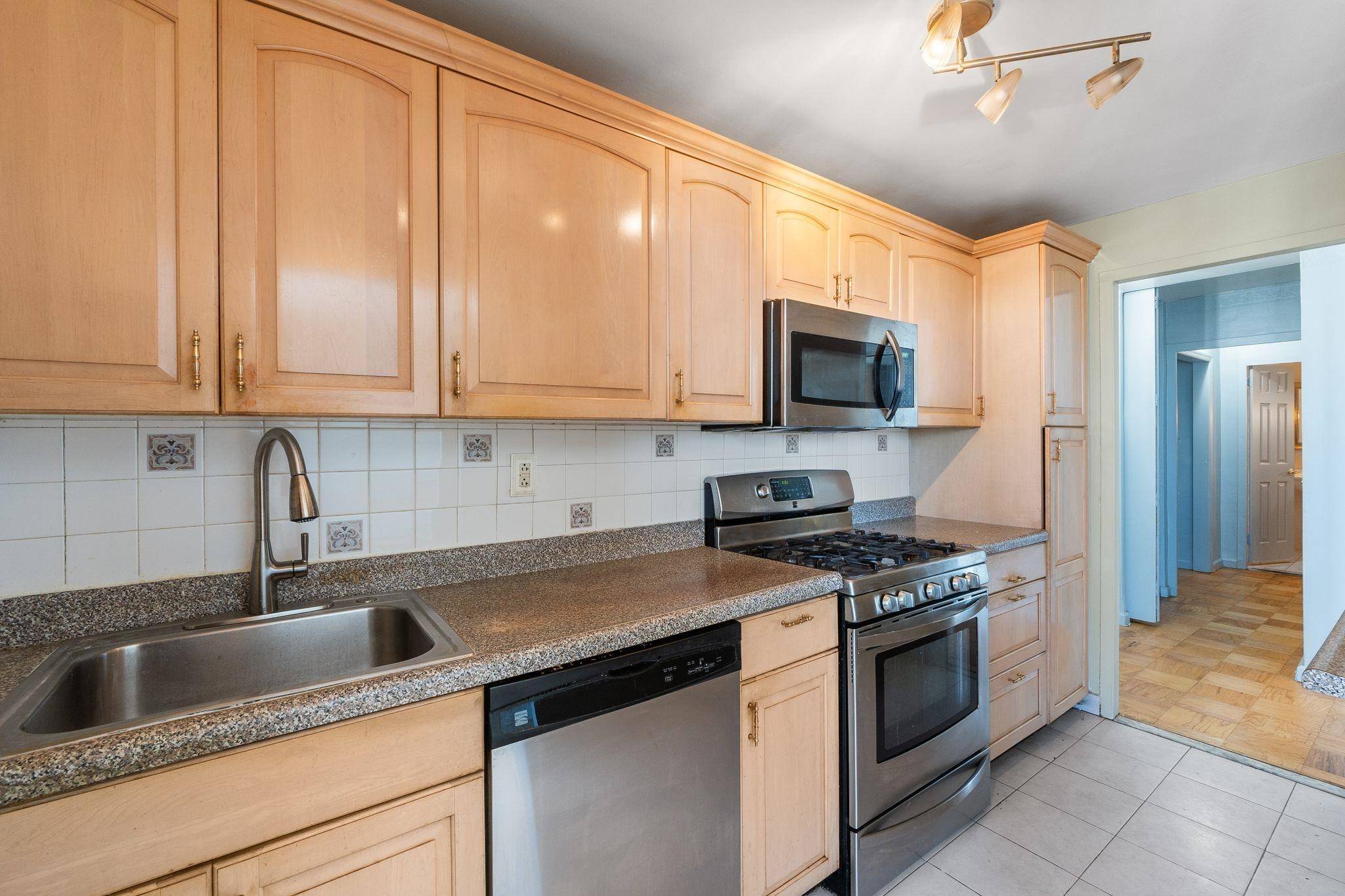 West New York, NJ 07093,6040 BLVD EAST  #33L
