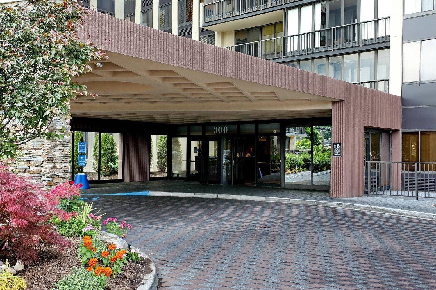 Cliffside Park, NJ 07010-3223,300 WINSTON DR  ##1822