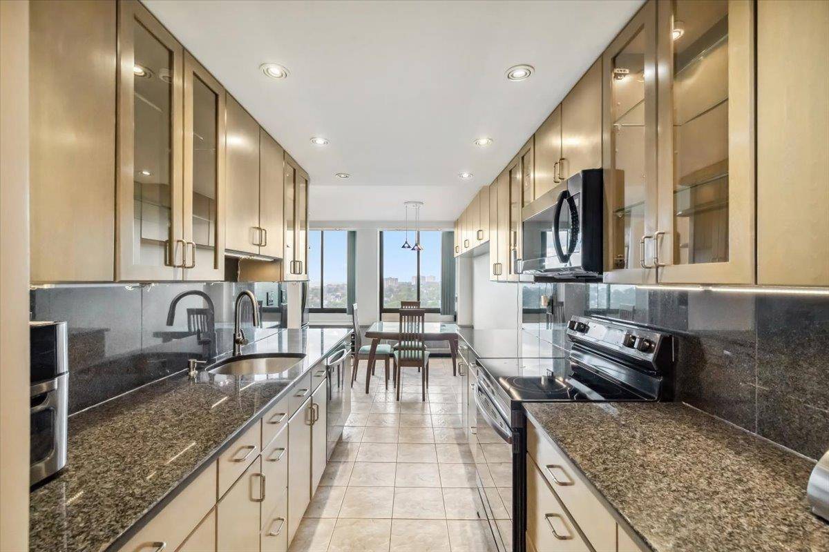Cliffside Park, NJ 07010-3223,300 WINSTON DR  ##1822