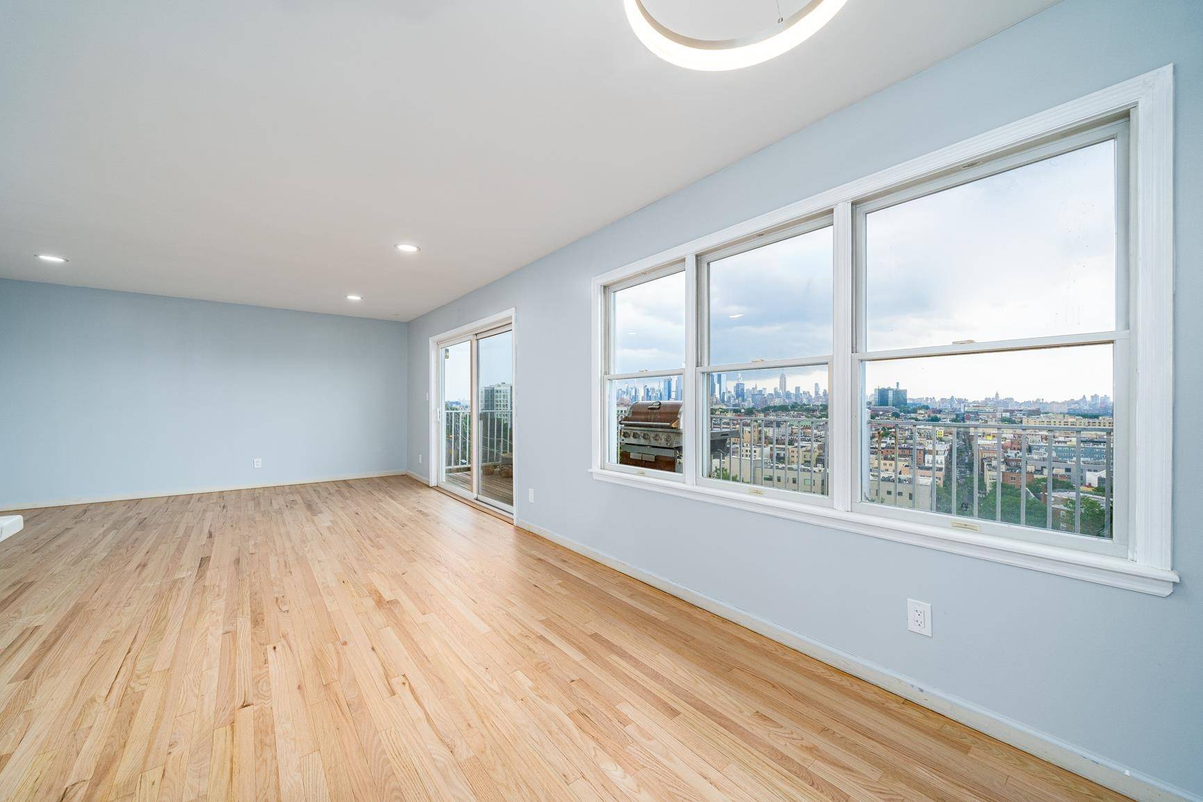 Jc Heights, NJ 07307,352 OGDEN AVE  #2