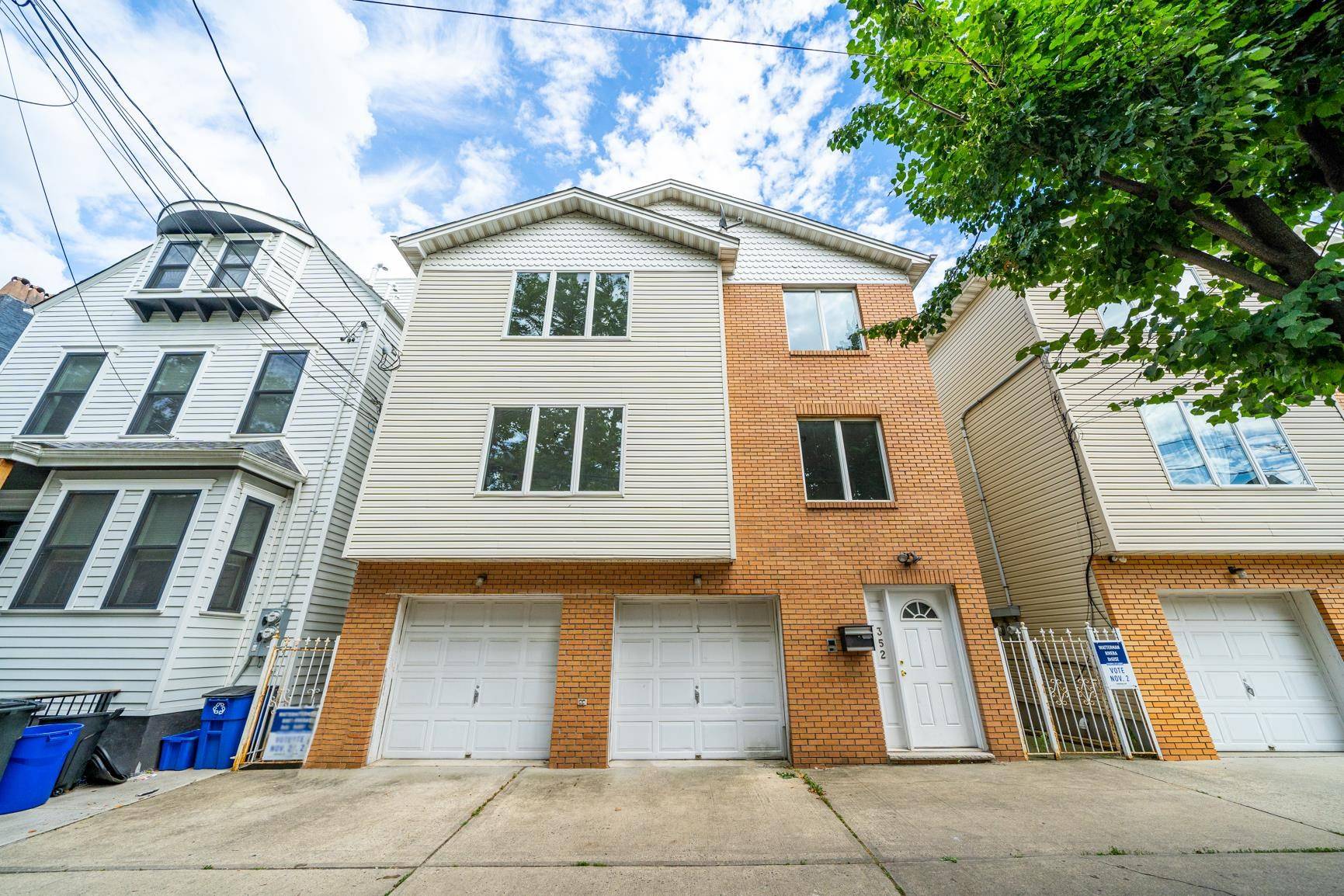 Jc Heights, NJ 07307,352 OGDEN AVE  #2