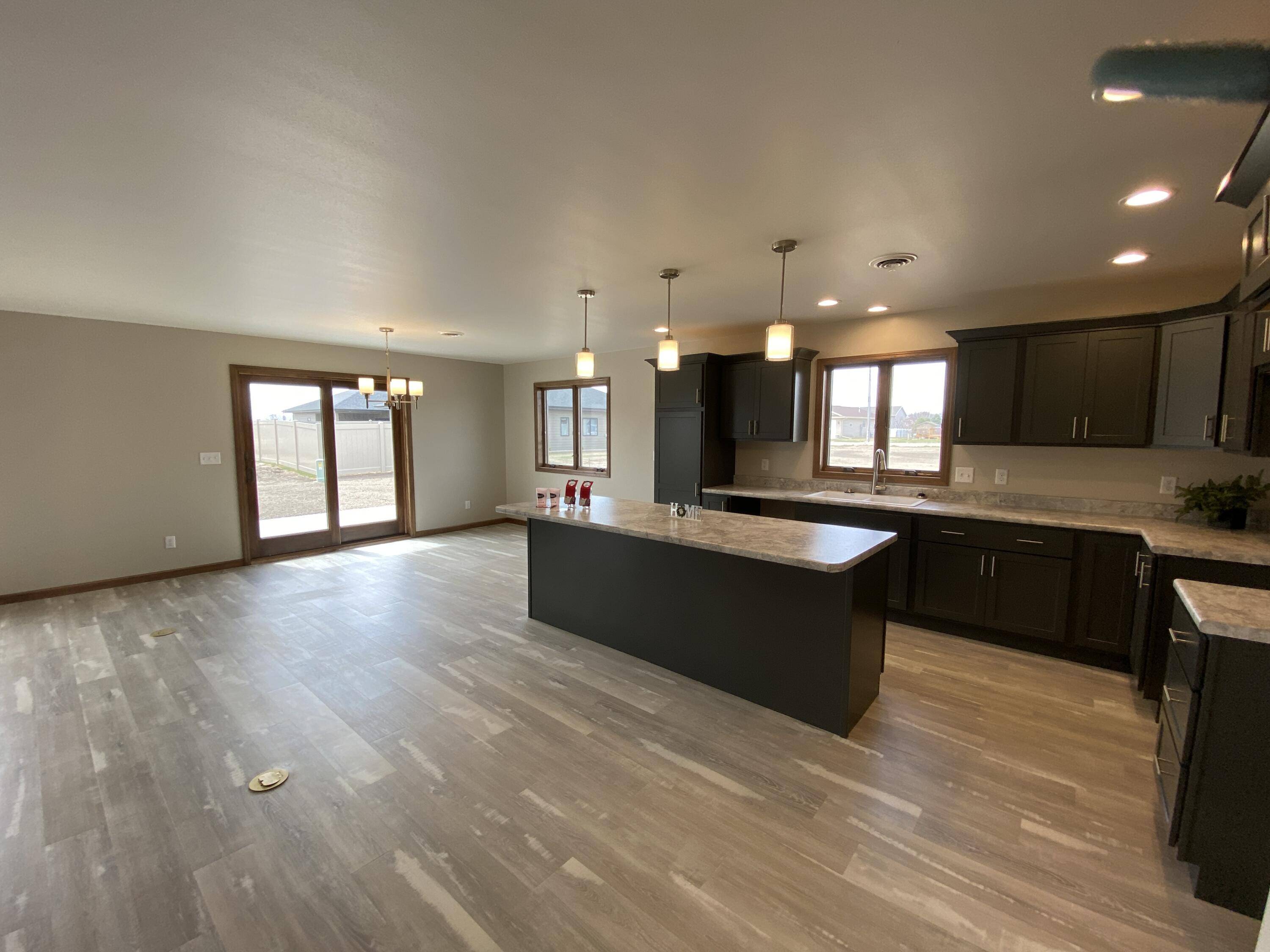 Mitchell, SD 57301,811 W Pine Ave