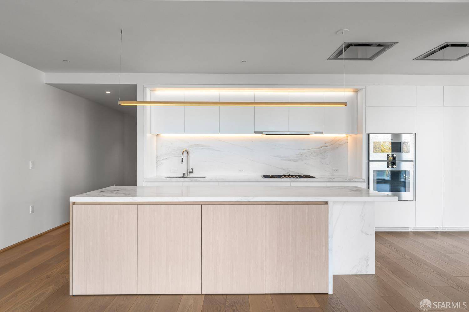 San Francisco, CA 94105,1 Steuart LN #203