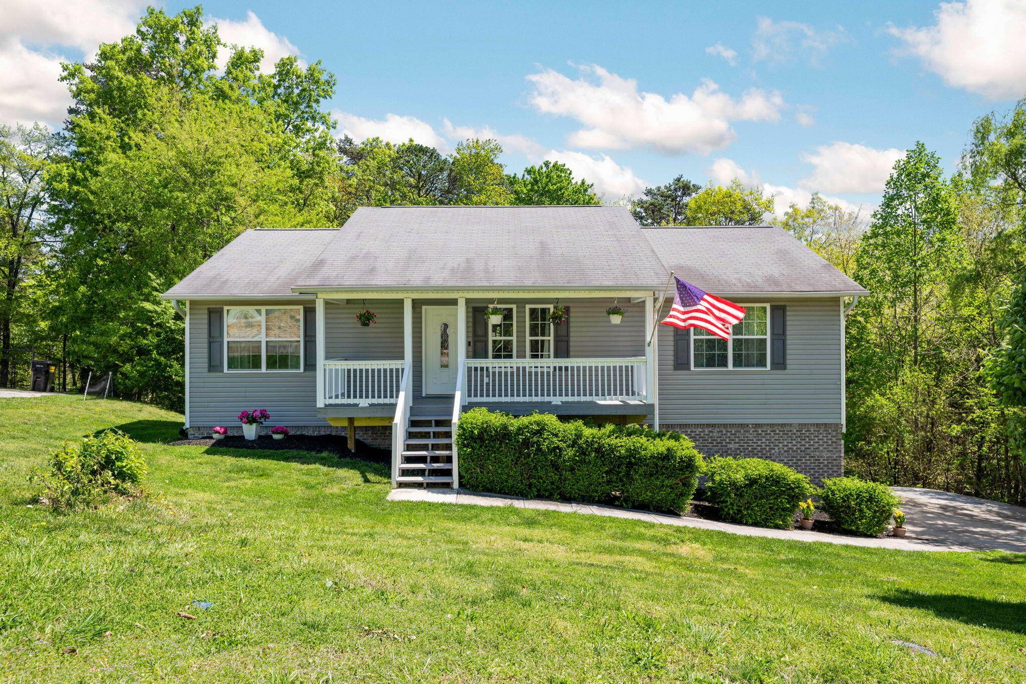 Soddy Daisy, TN 37379,911 Tommie LN