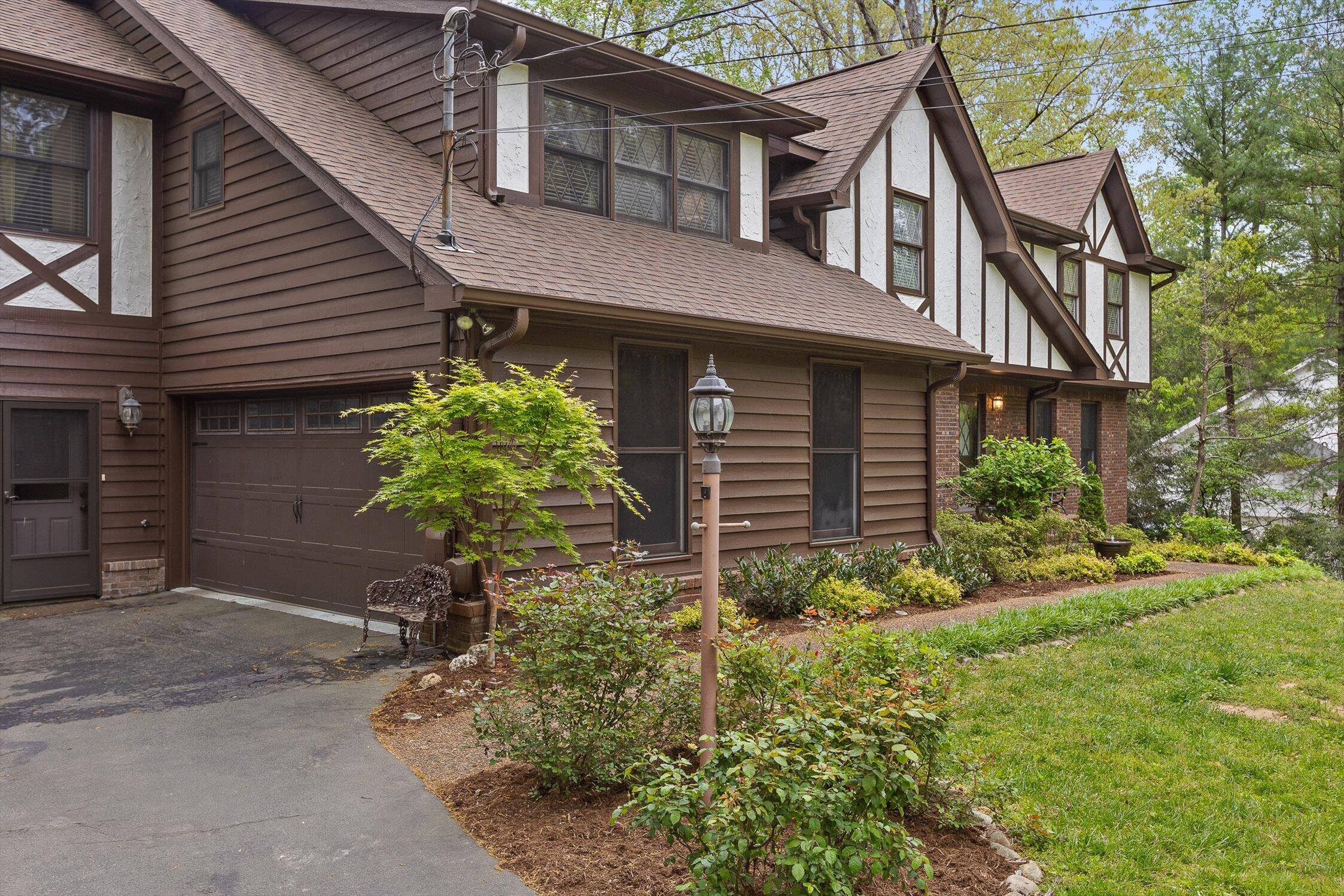 Signal Mountain, TN 37377,401 Lake AVE