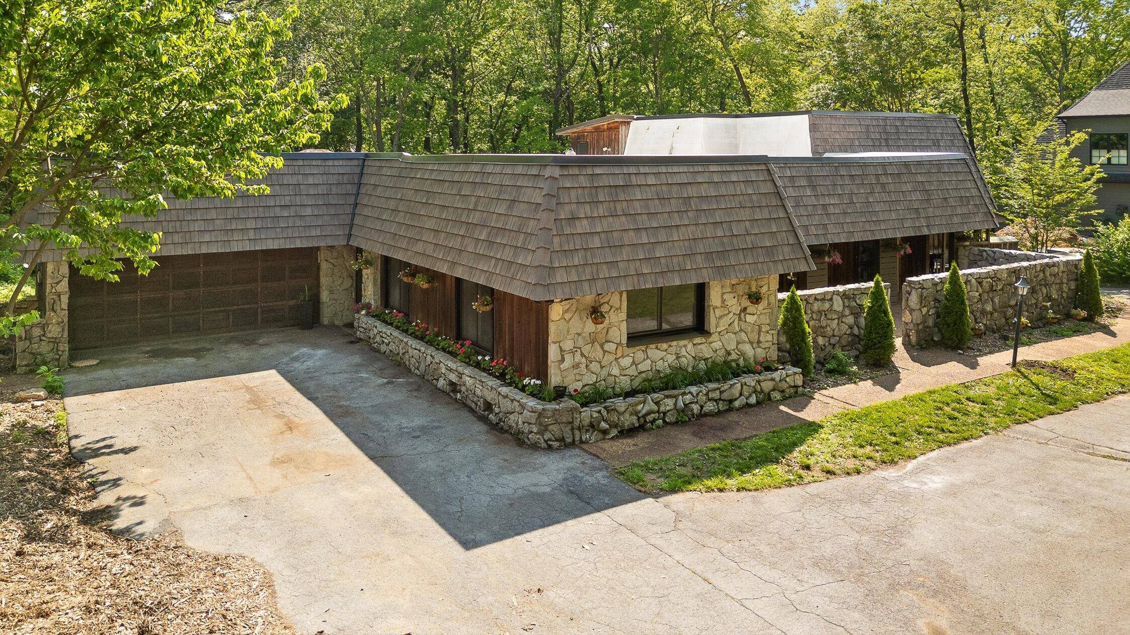 Signal Mountain, TN 37377,220 Palisades DR
