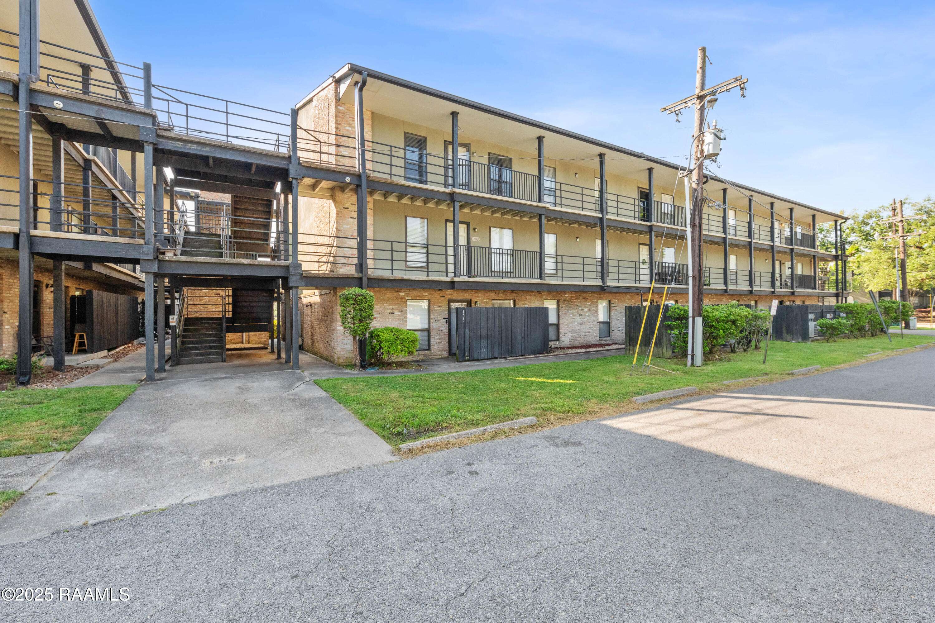 Lafayette, LA 70503,701 S College RD #303