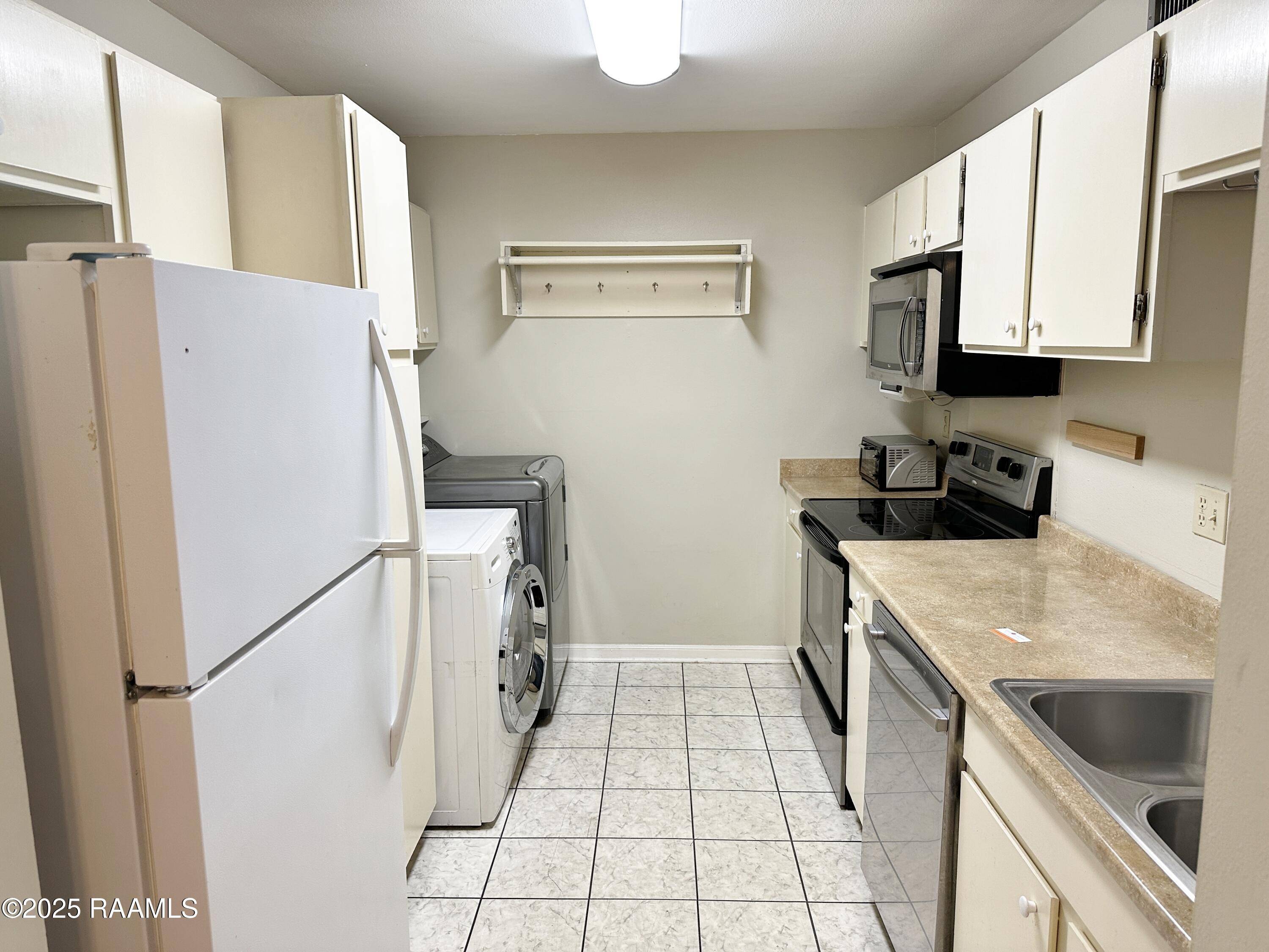 Lafayette, LA 70503,701 S College RD #208