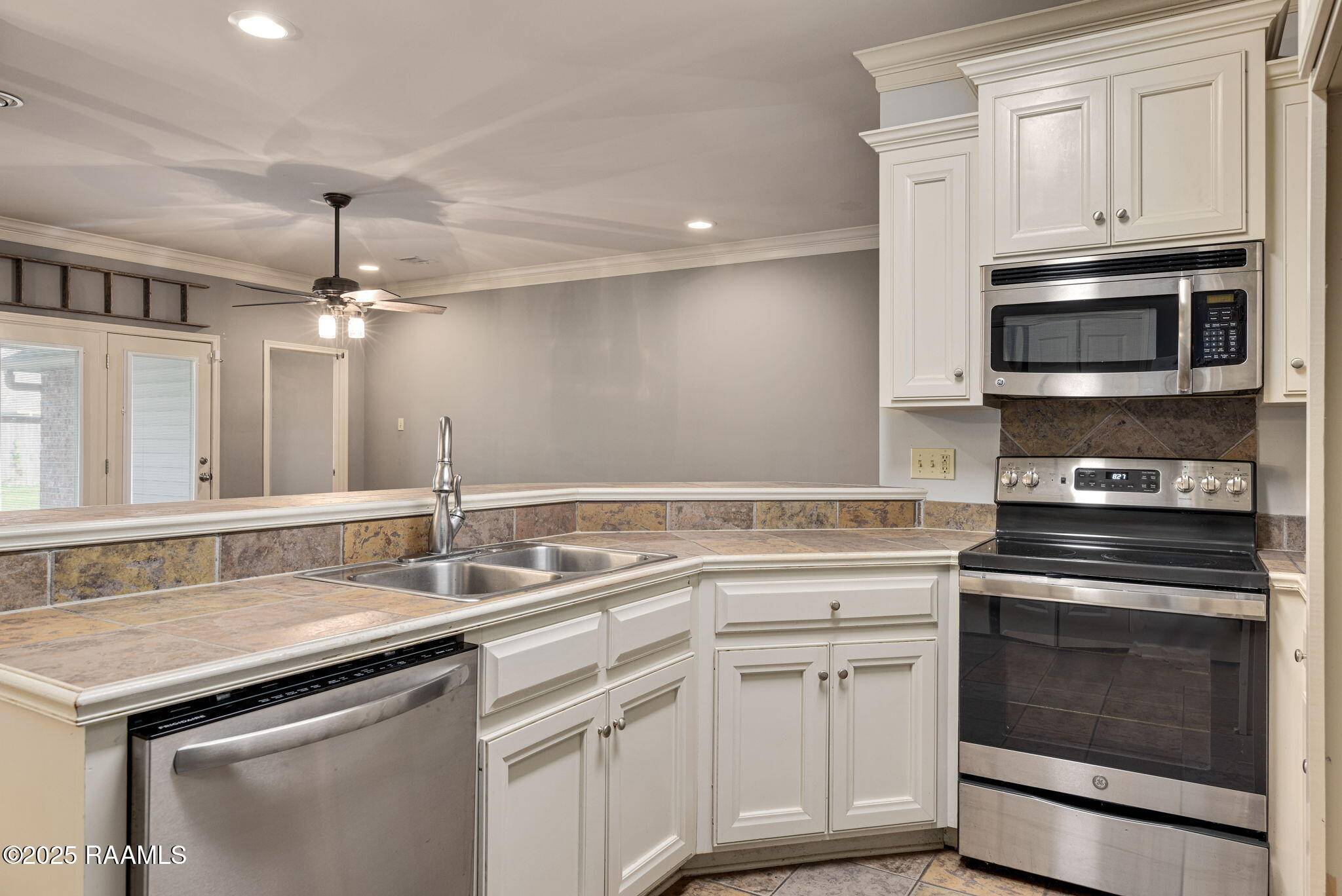 Broussard, LA 70518,404 Deer Meadow BLVD