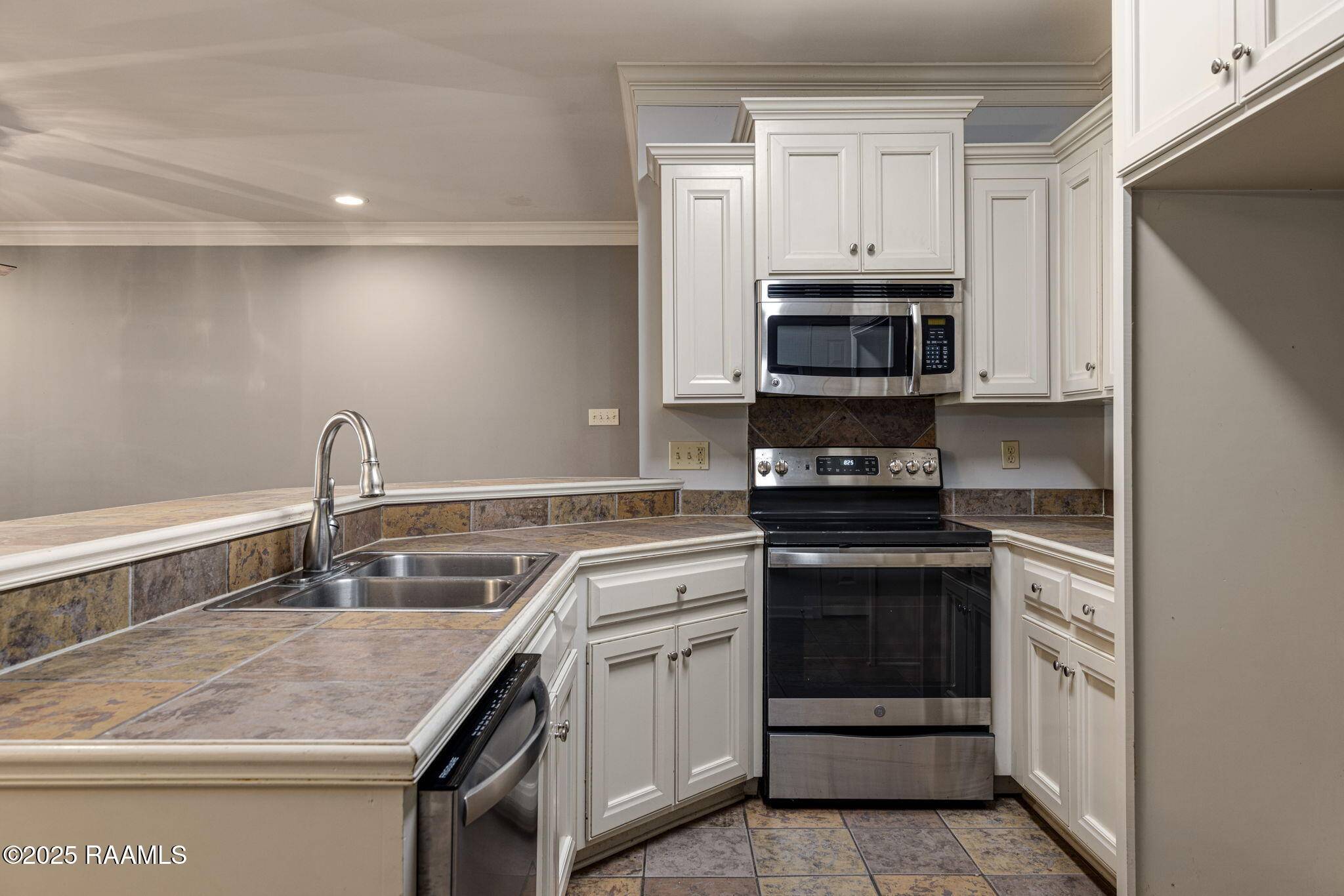 Broussard, LA 70518,404 Deer Meadow BLVD