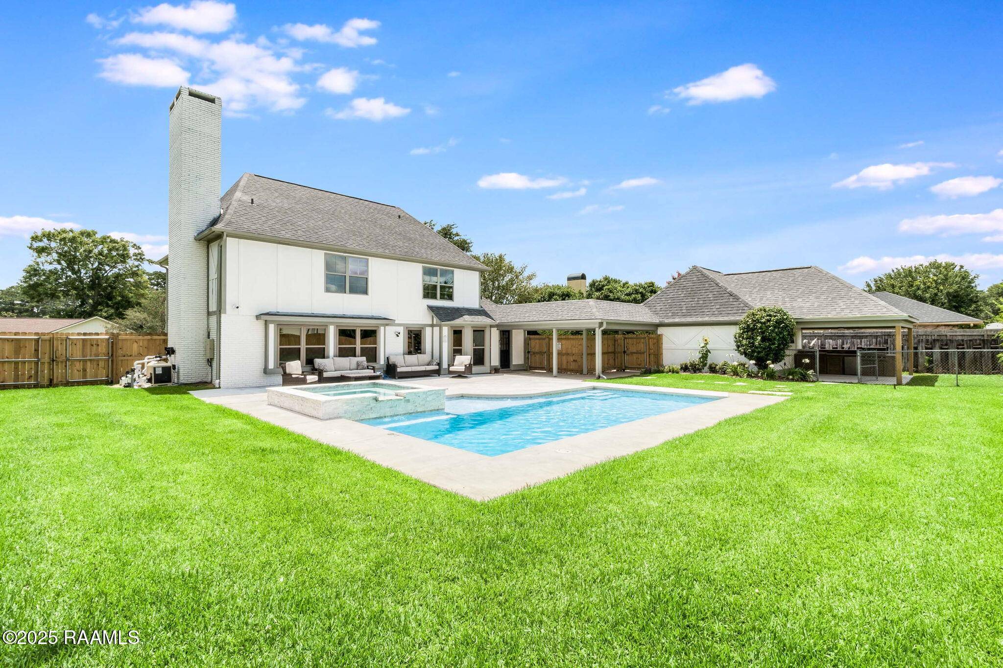 Lafayette, LA 70501,206 Country Club DR